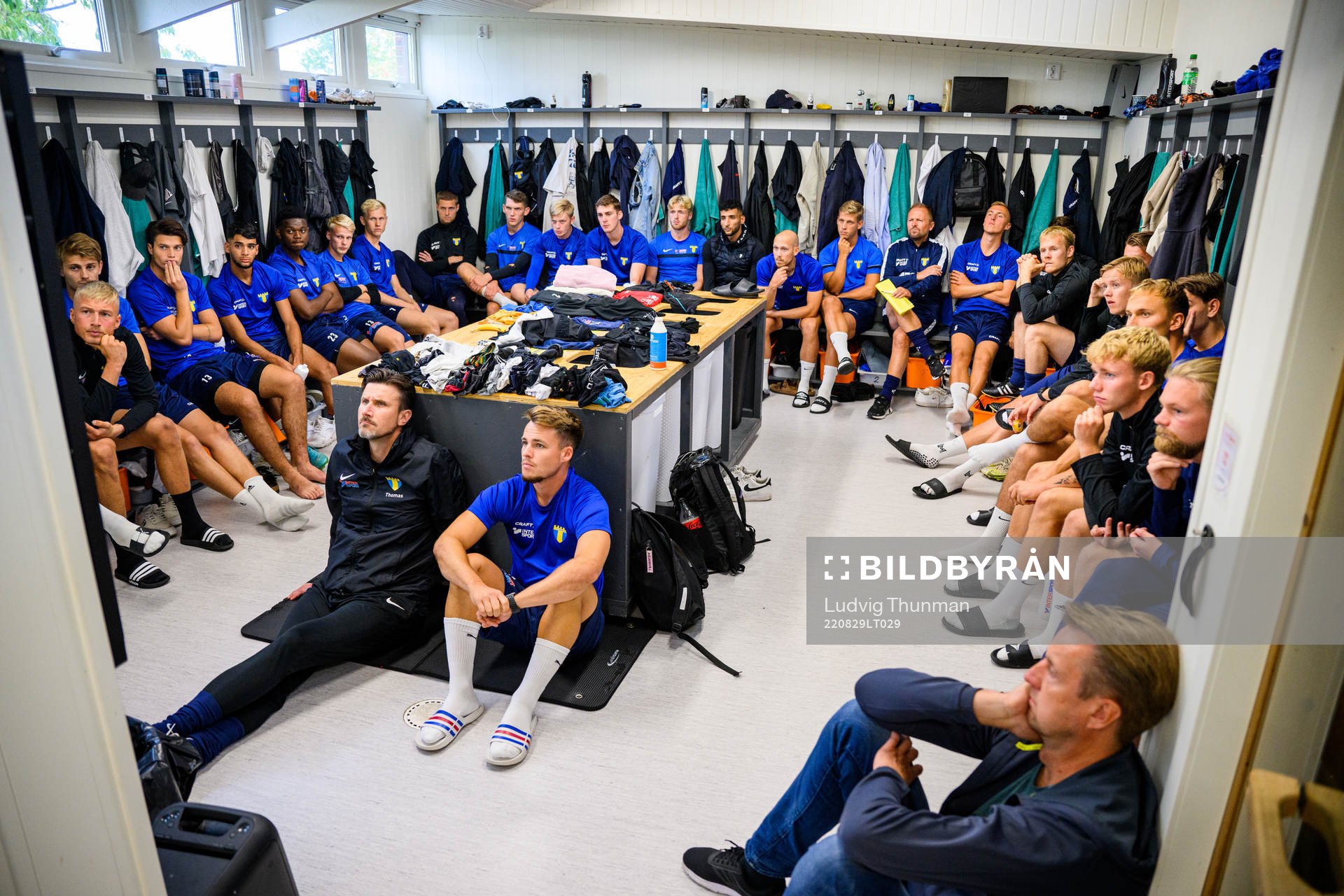 Spelarna tittar på klipp från förra matchen mot Lindome under ett reportage med Torns IF den 29 augusti 2022 i Lund. 
