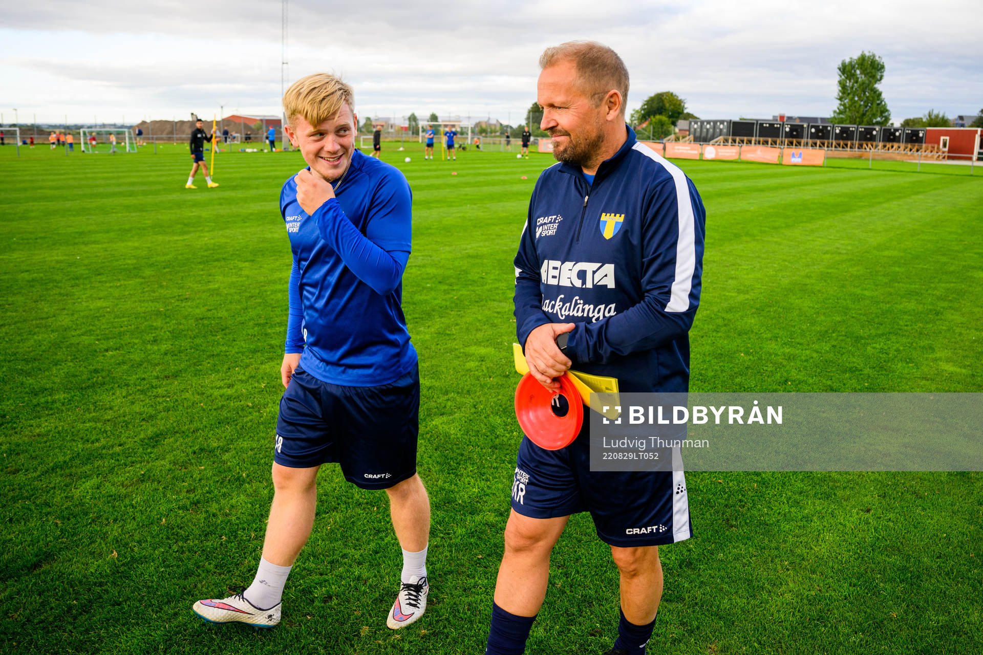 Tränare Richard ”Kalle” Ringhov i samtal med Robin Kolnby under ett reportage med Torns IF den 29 augusti 2022 i Lund. 