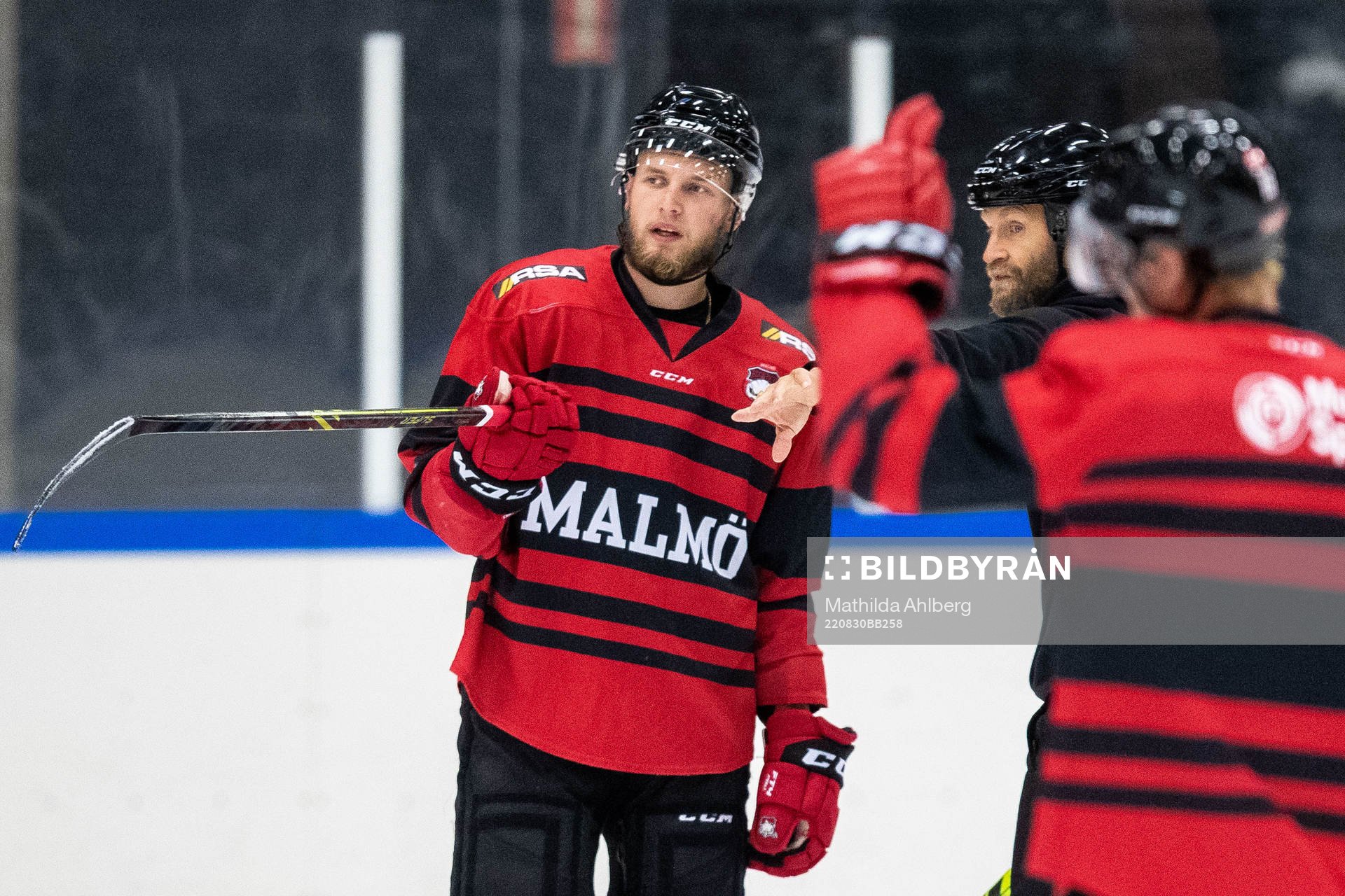 Kristian Vesalainen och assisterande tränare Mathias