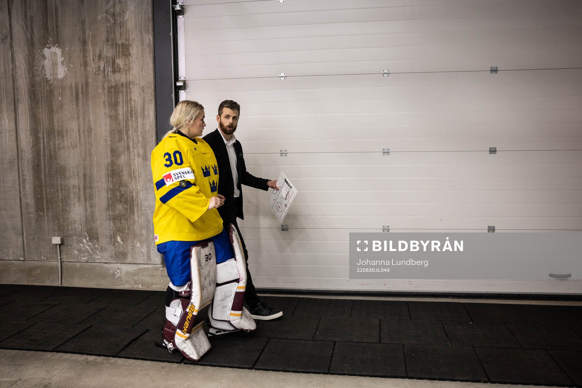 goaltender Emma Söderberg and Ulf Lundberg, head coach of