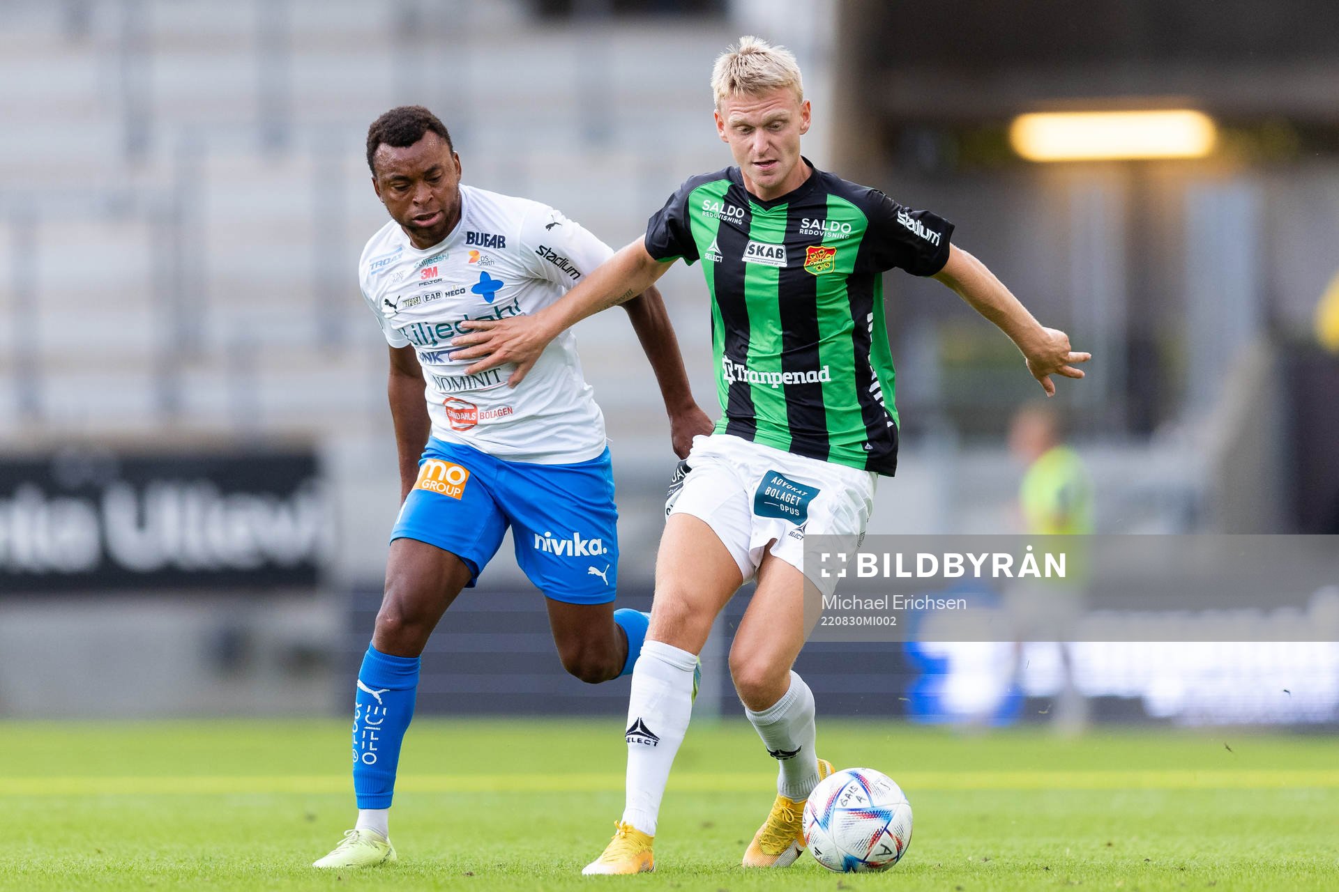 Värnamos Abdussalam Magashy och GAIS Joakim Åberg under fotbollsmatchen i Svenska Cupen mellan GAIS och Värnamo den 30 augusti 2022 i Göteborg.