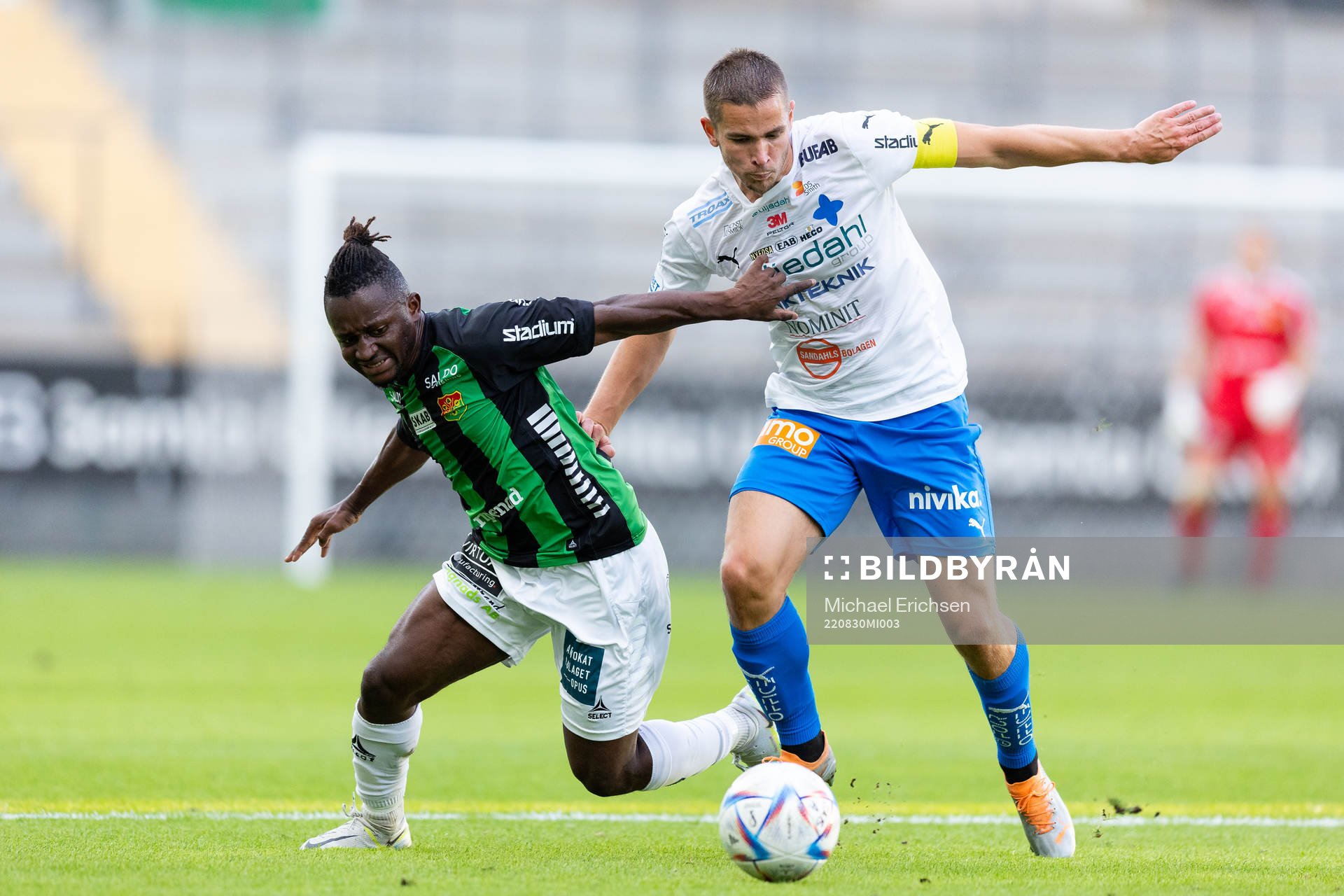 GAIS Michael Kargbo och Värnamos Oscar Johansson under fotbollsmatchen i Svenska Cupen mellan GAIS och Värnamo den 30 augusti 2022 i Göteborg. 