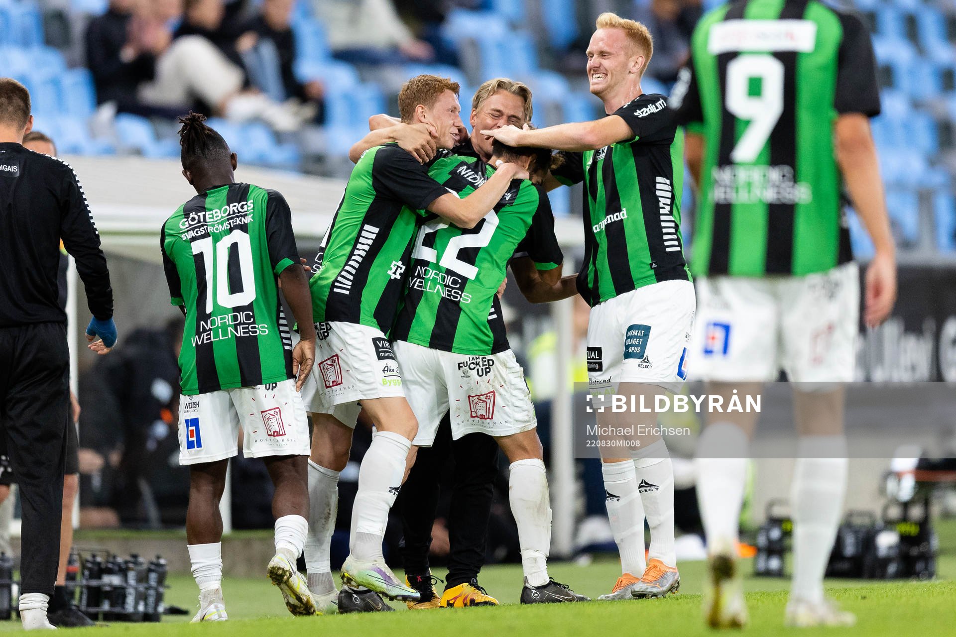 GAIS Mervan Celik jublar ihop med tränare Fredrik