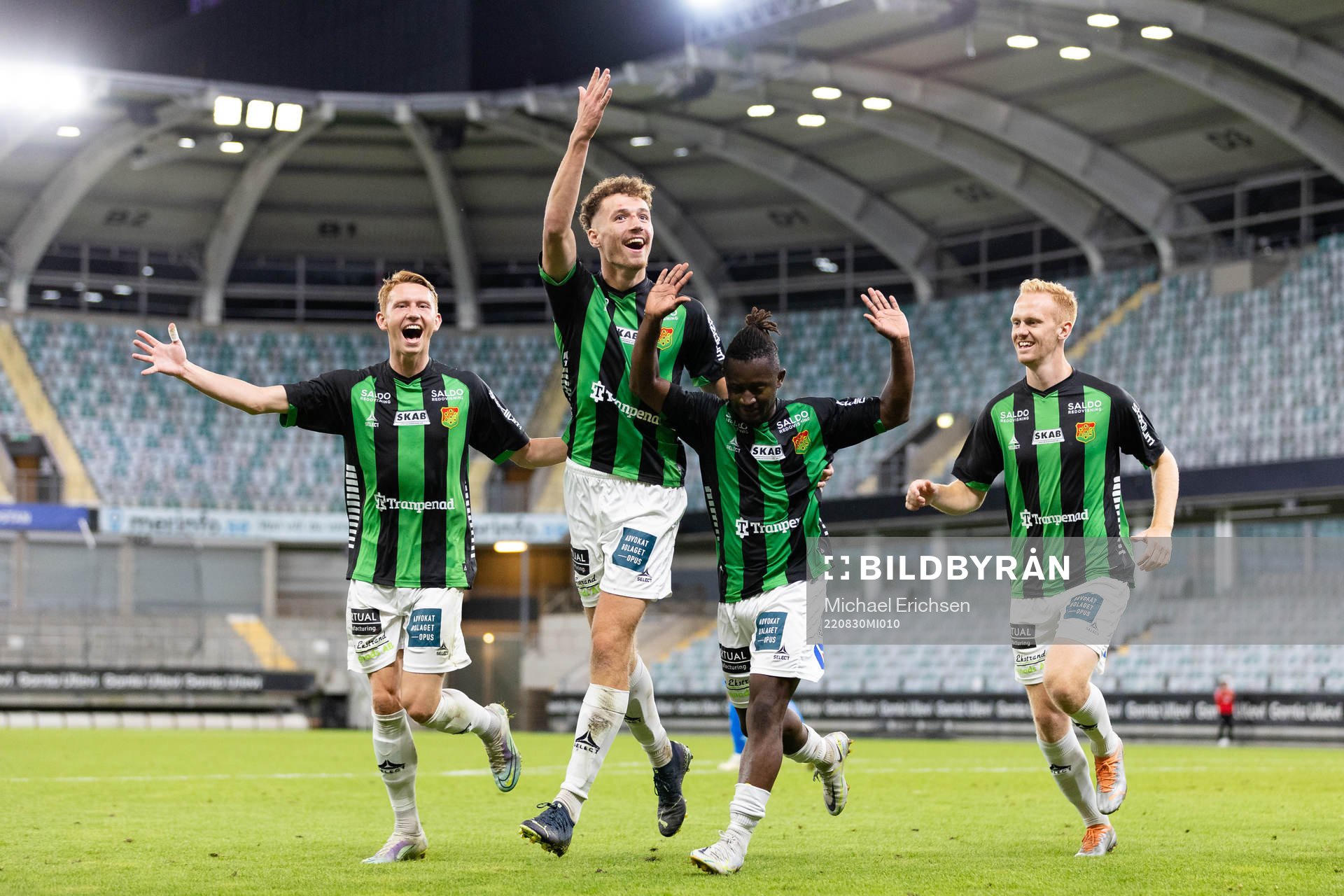 GAIS Michael Kargbo jublar med lagkamrater efter 2-1 under fotbollsmatchen i Svenska Cupen mellan GAIS och Värnamo den 30 augusti 2022 i Göteborg.