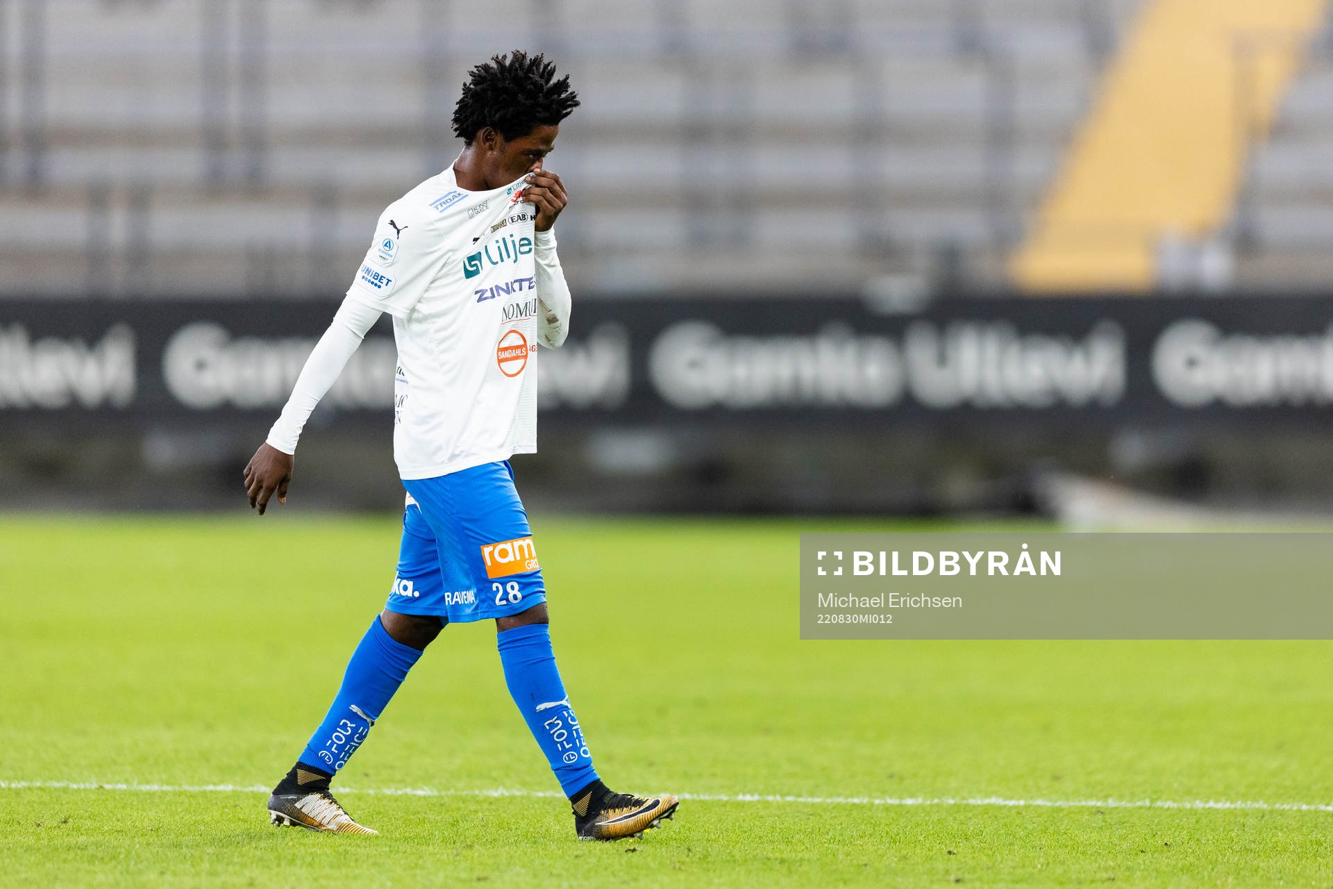 Värnamos Frank Junior  Adjei lämnar planen
