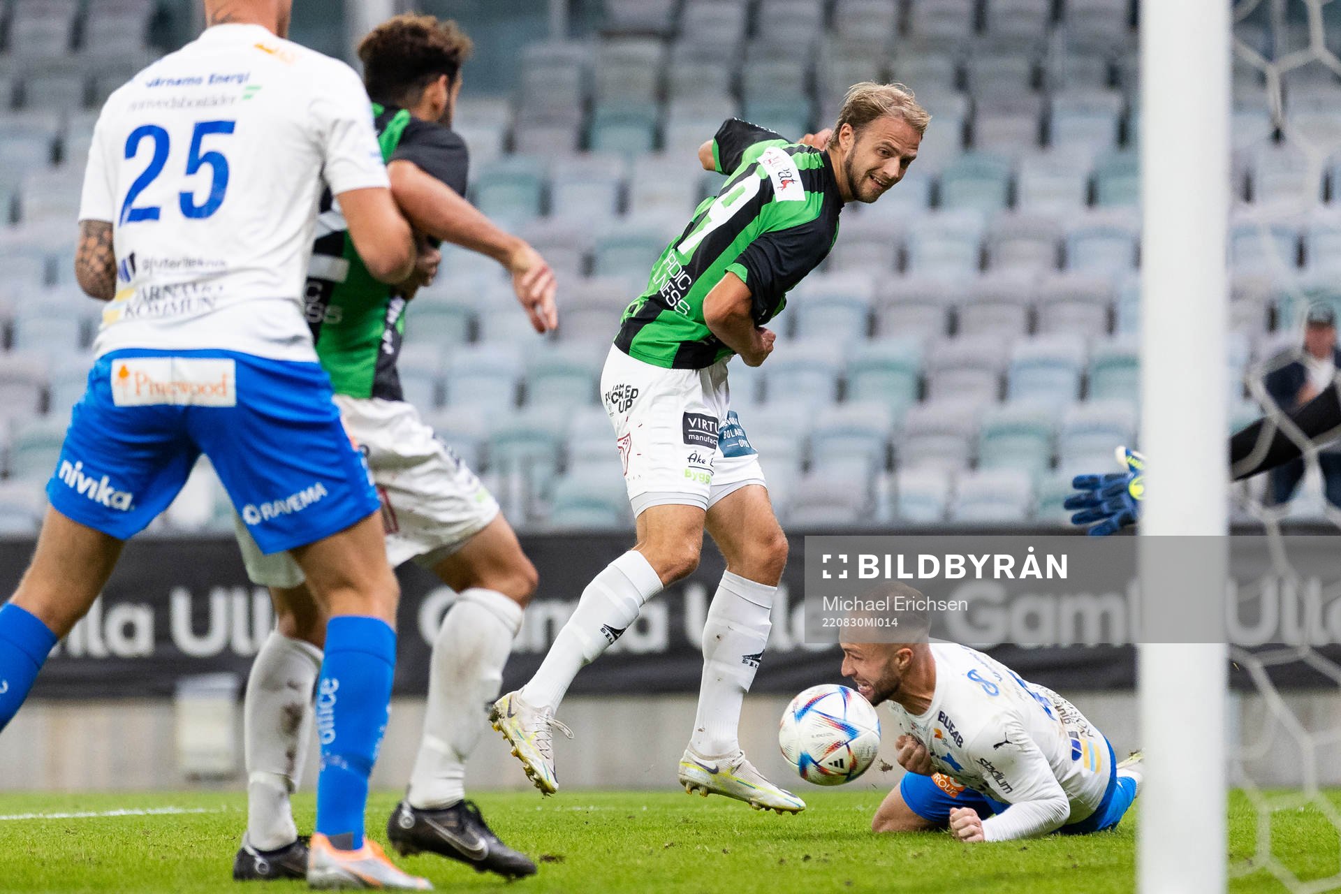 GAIS Gustav Lundgren skjuter bollen på Värnamos Evaldo