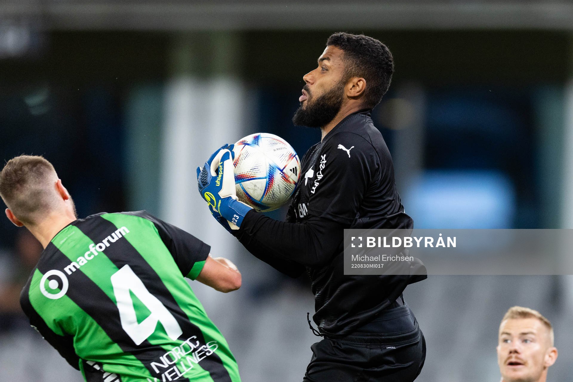 GAIS Axel Norén och Värnamos målvakt Jonathan Ursin