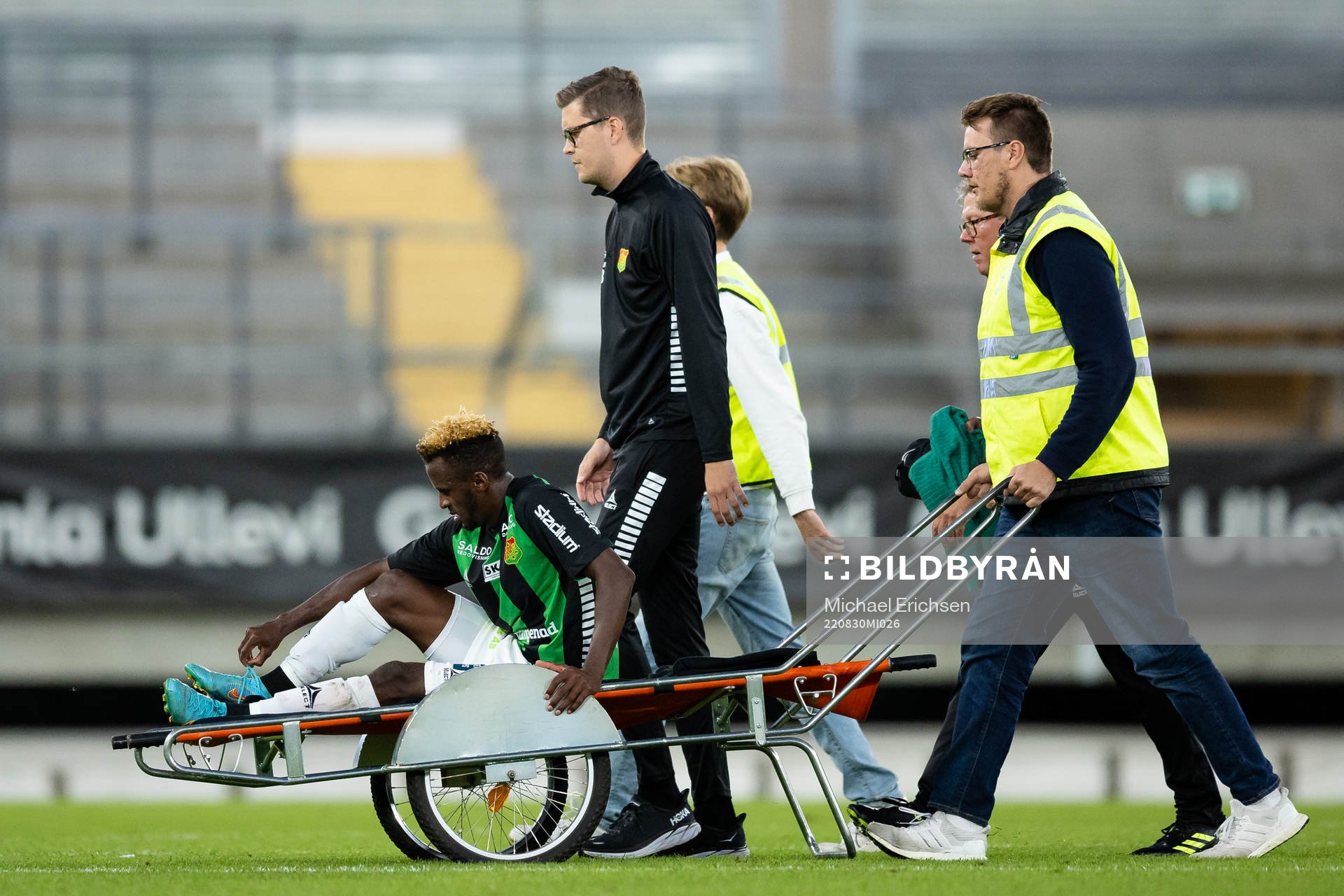 GAIS Rickard Emeka Friday lämnar planen på bår