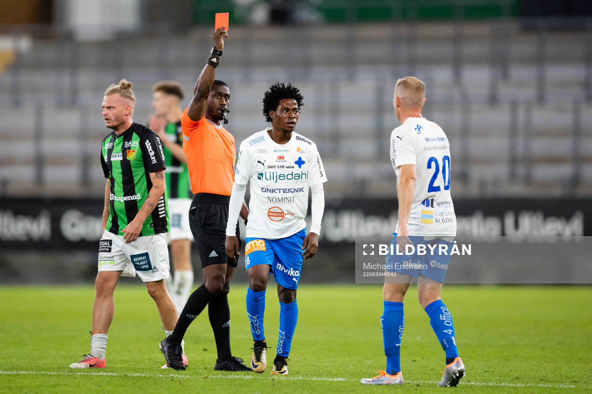 Domare Fredrik Oppong delar ut ett rött kort till