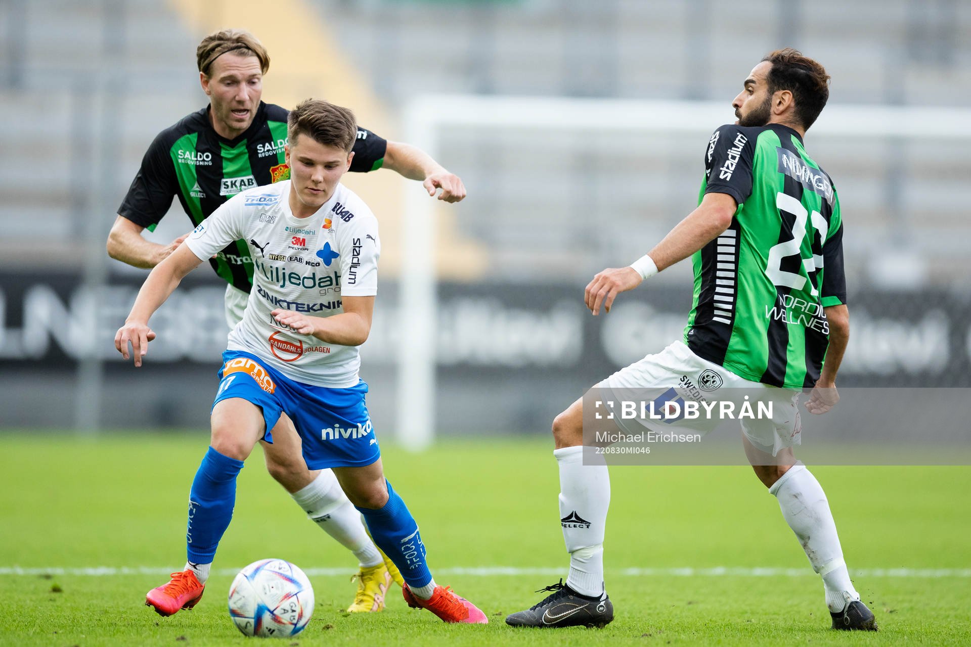 Värnamos Jesper Dickman mot GAIS August Wängberg och Mervan Celik under fotbollsmatchen i Svenska Cupen mellan GAIS och Värnamo den 30 augusti 2022 i Göteborg.