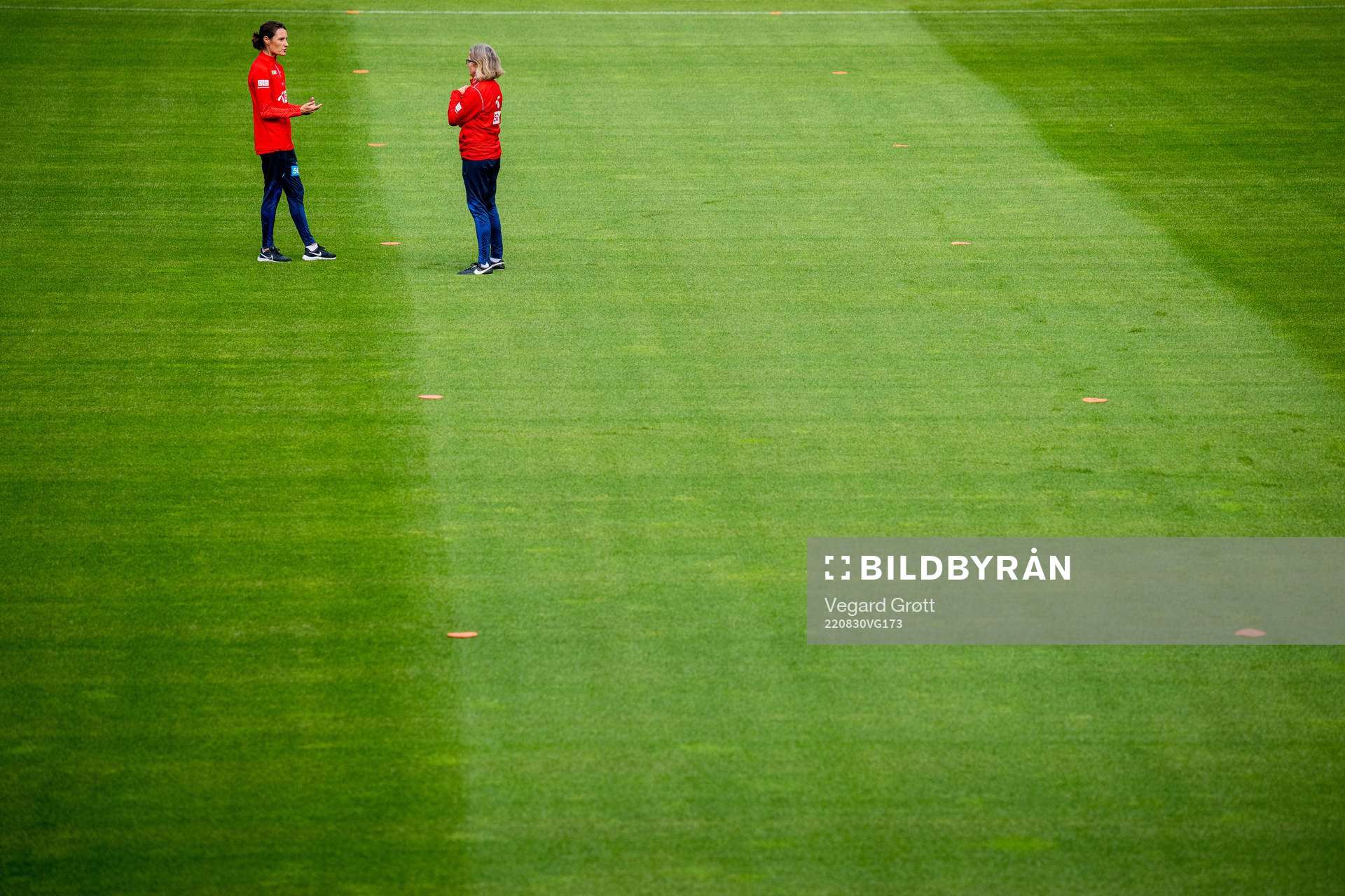 Ingvild Stensland, assistant coach, and Hege Riise, head