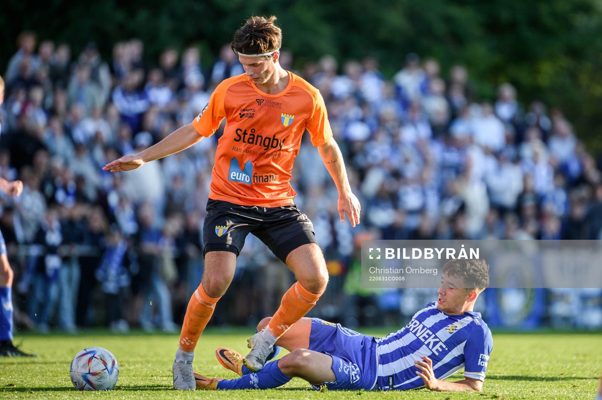 Torns IFs Joakim Engström och IFK Göteborgs Hussein Carneil under fotbollsmatchen i Svenska Cupen mellan Torns IF och IFK Göteborg den 31 augusti 2022 i Stångby.