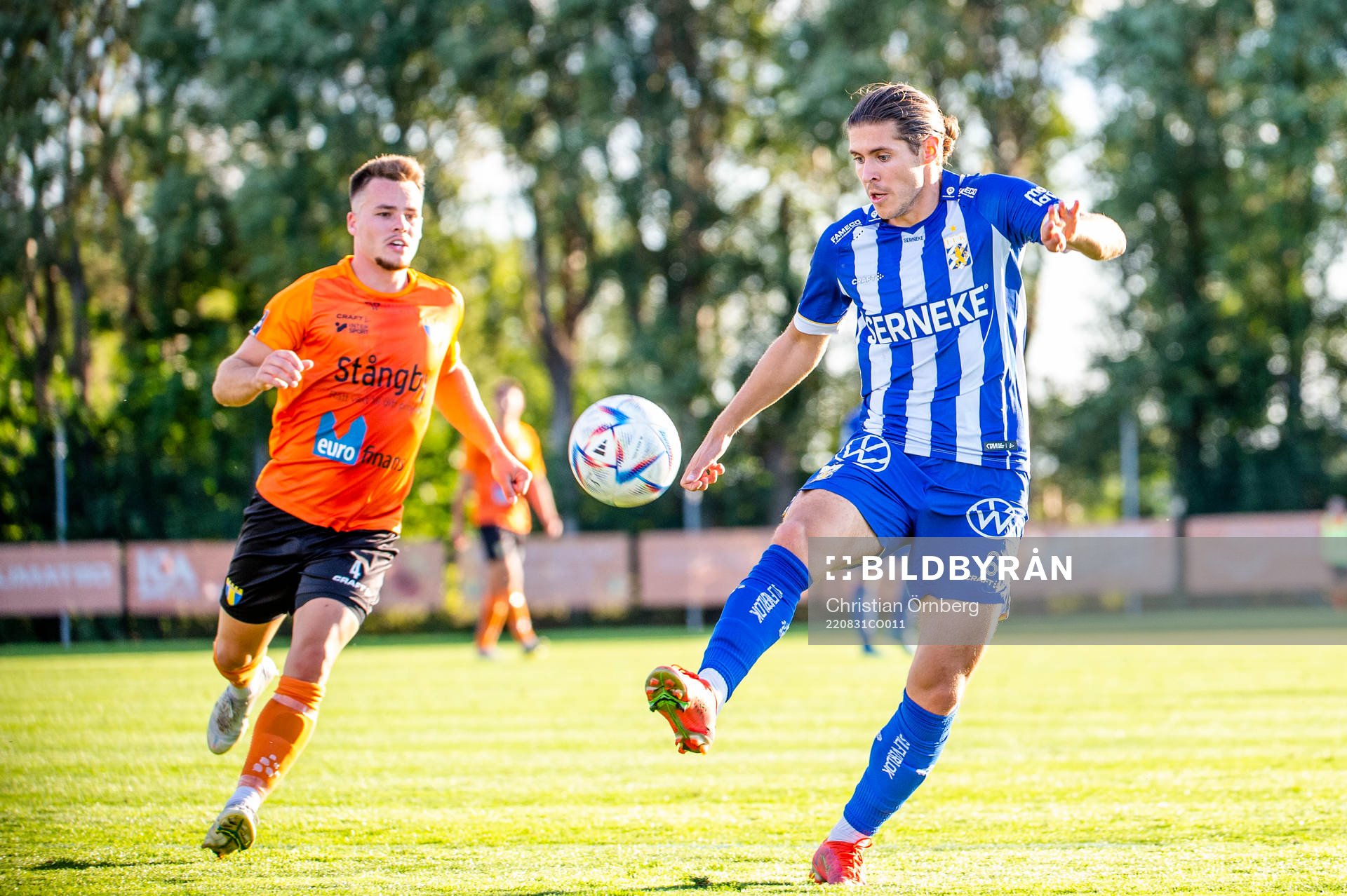 IFK Göteborgs Eman Markovic mot Torns Kevin Robért under fotbollsmatchen i Svenska Cupen mellan Torns IF och IFK Göteborg den 31 augusti 2022 i Stångby.