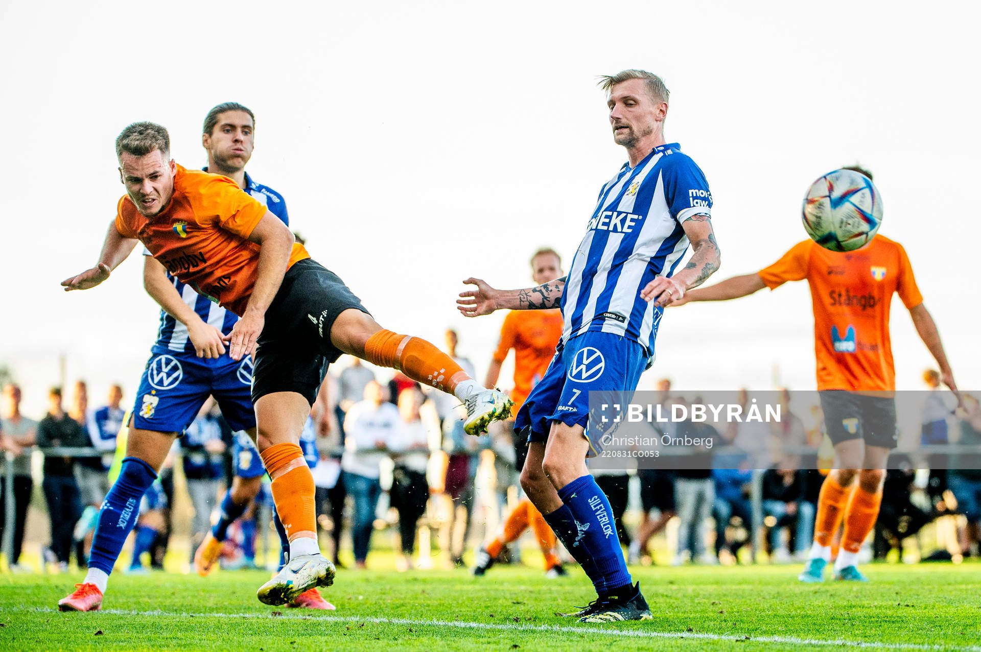 IFK Göteborgs Sebastian Eriksson mot Torns Kevin Robért under fotbollsmatchen i Svenska Cupen mellan Torns IF och IFK Göteborg den 31 augusti 2022 i Stångby.