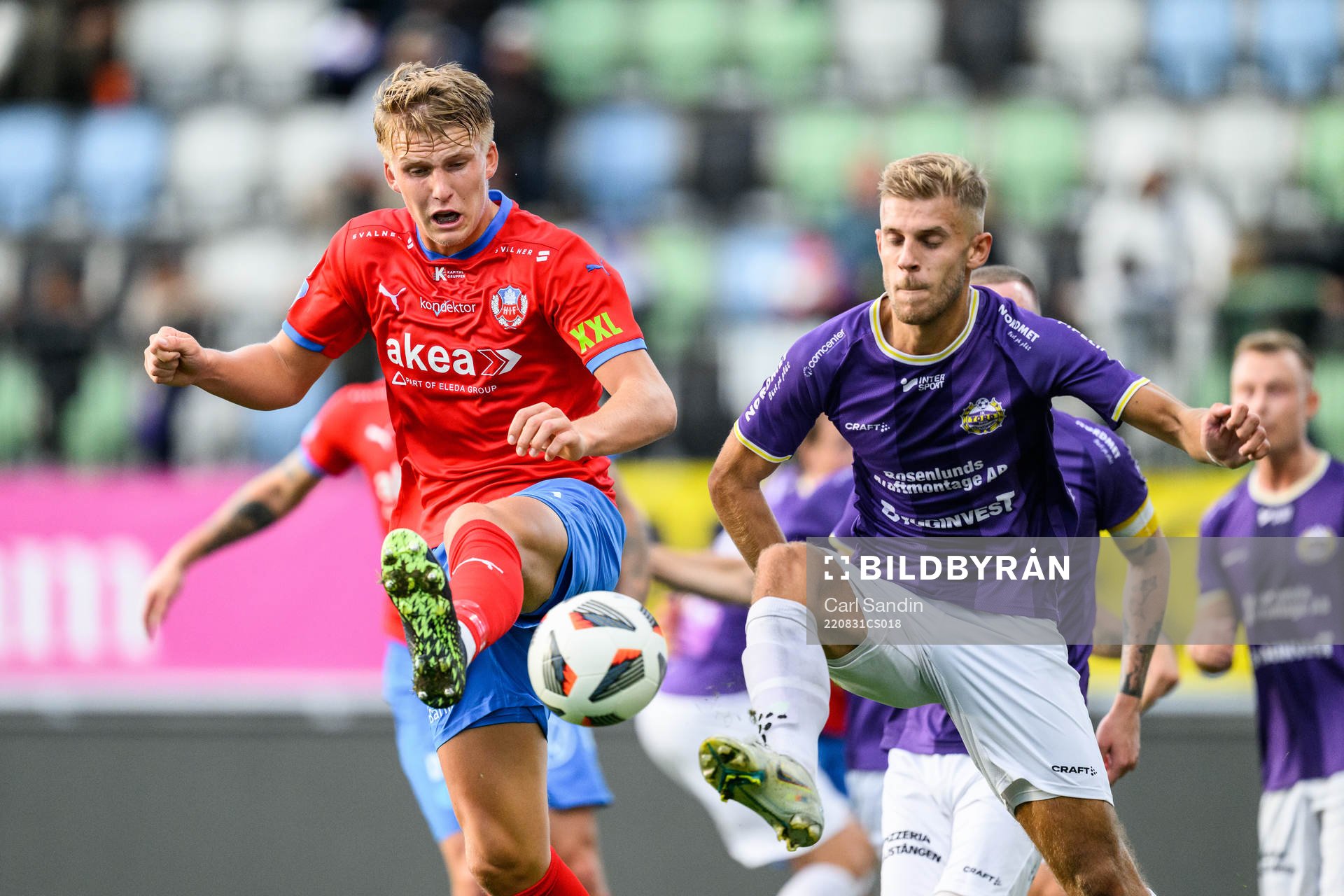 Helsingborgs Casper Widell och IK Tords Alex Petrovic under fotbollsmatchen i Svenska Cupen mellan IK Tord och Helsingborg den 31 augusti 2022 i Jönköping.