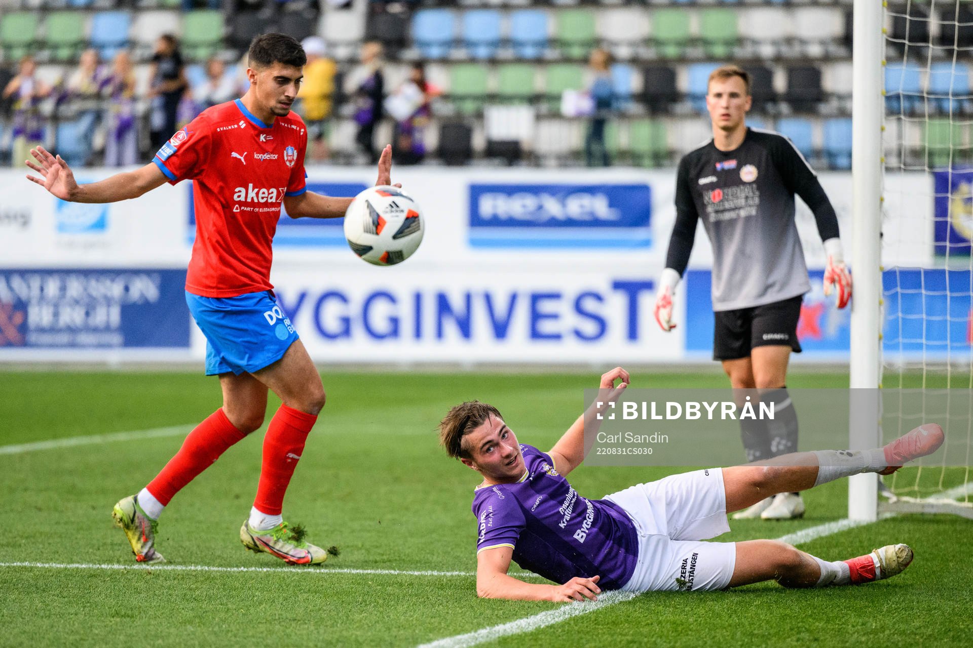 Helsingborgs Amar Muhsin och IK Tords Hugo Lyck under fotbollsmatchen i Svenska Cupen mellan IK Tord och Helsingborg den 31 augusti 2022 i Jönköping.