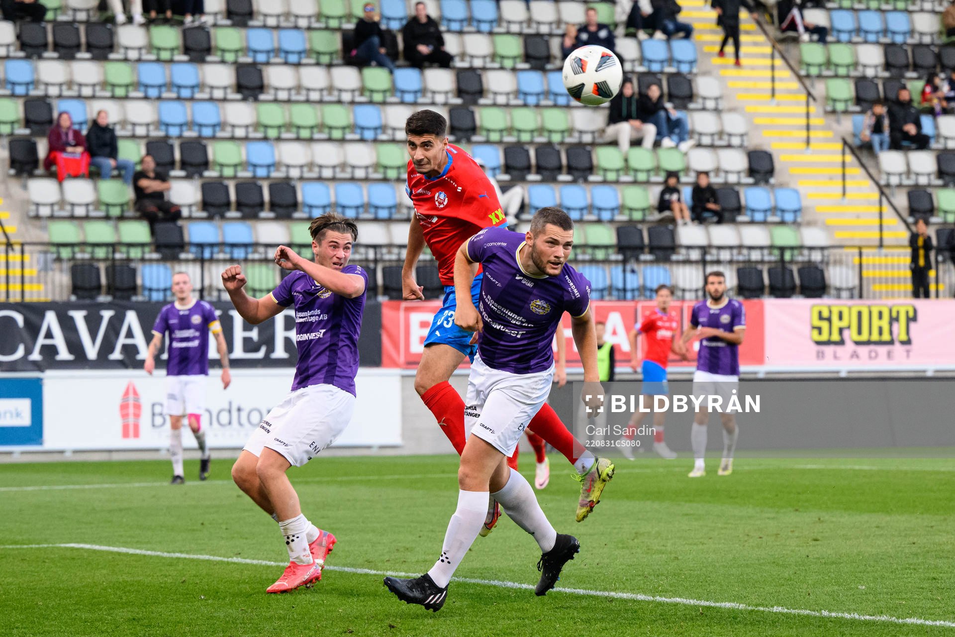 IK Tords Hugo Lyck och Axel Rapp mot Helsingborgs Amar Muhsin under fotbollsmatchen i Svenska Cupen mellan IK Tord och Helsingborg den 31 augusti 2022 i Jönköping.