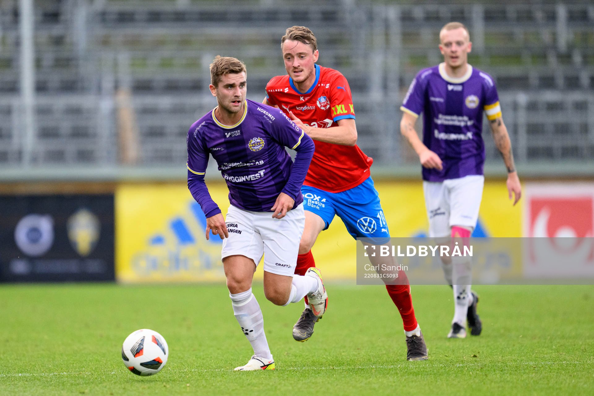IK Tords Erik Watson och Helsingborgs Rasmus Jönsson under fotbollsmatchen i Svenska Cupen mellan IK Tord och Helsingborg den 31 augusti 2022 i Jönköping.