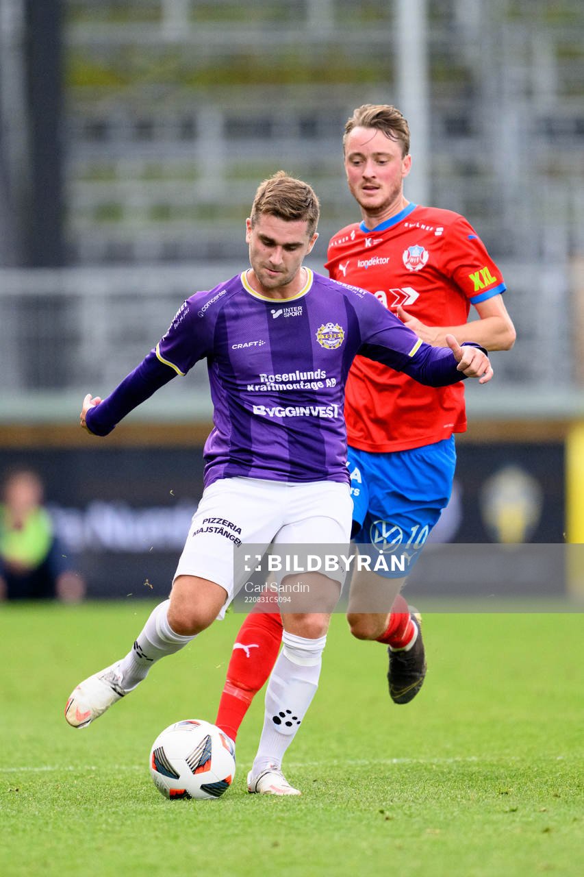 IK Tords Erik Watson och Helsingborgs Rasmus Jönsson under fotbollsmatchen i Svenska Cupen mellan IK Tord och Helsingborg den 31 augusti 2022 i Jönköping.