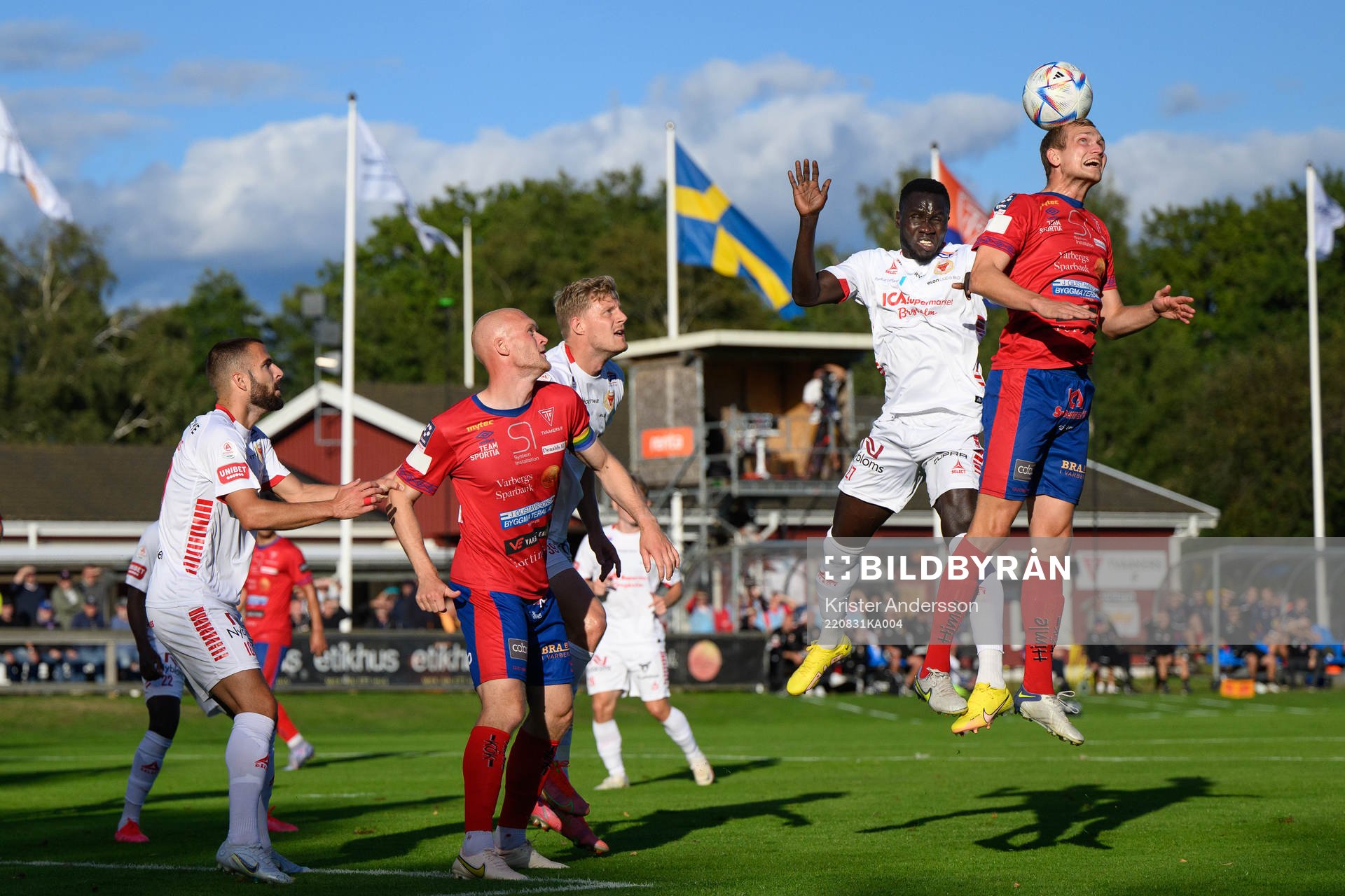 Kalmars Papa Diouf och Tvååkers Johan Persson