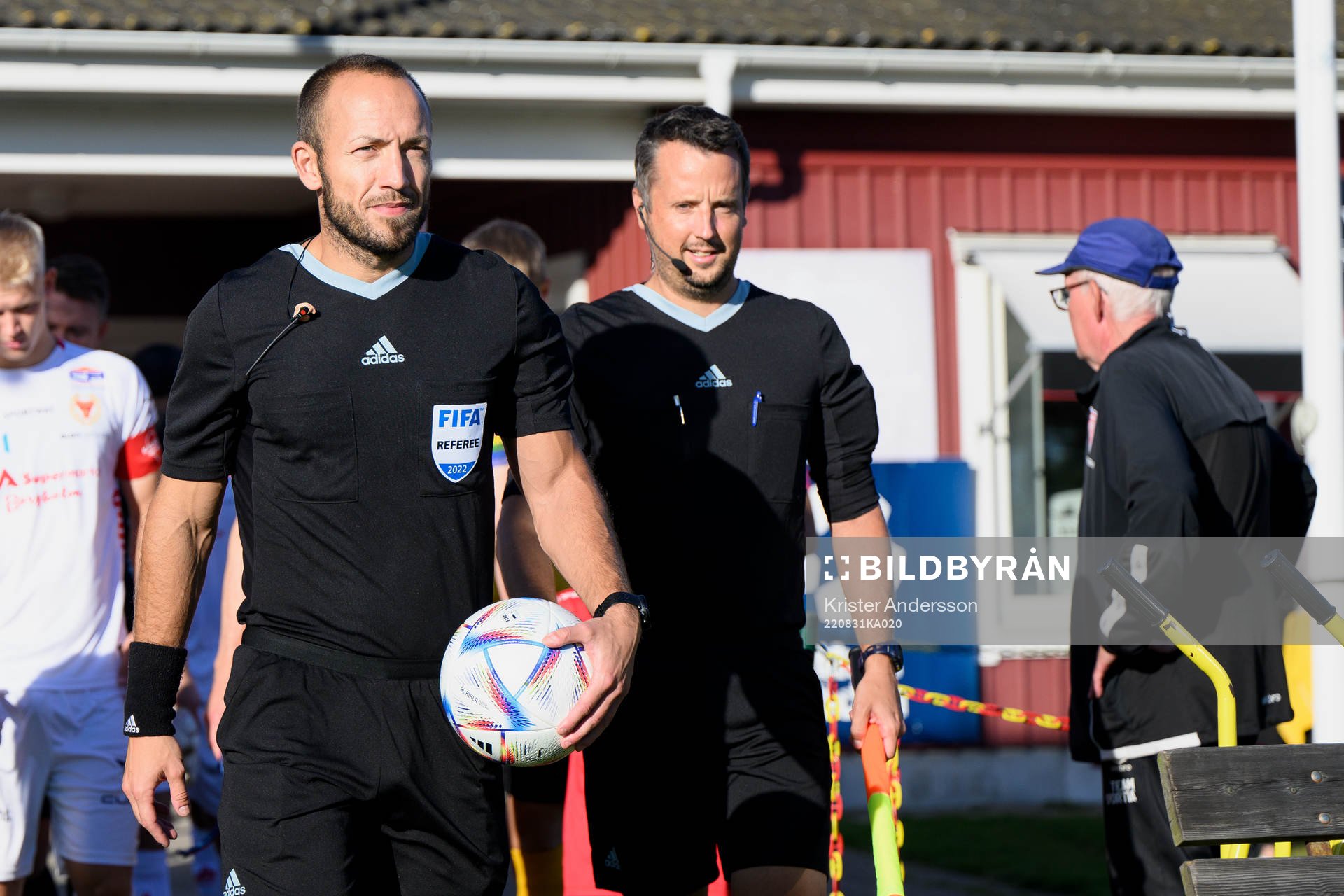 Domare Kaspar Sjöberg före fotbollsmatchen i Svenska