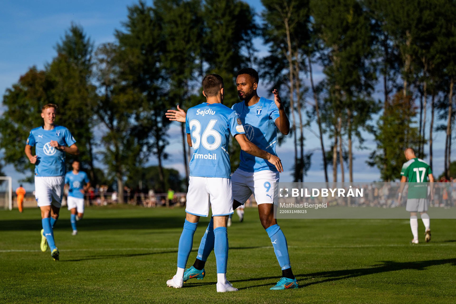 Malmö FFs Patriot Sejdiu jublar med Isaac Kiese Thelin