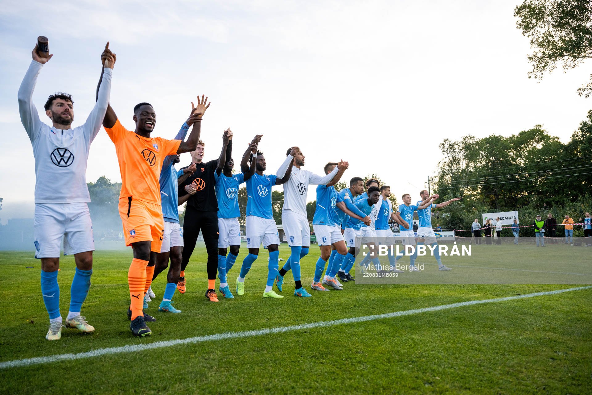 Malmö FFs Erdal Rakip och målvakt Ismael Diawara efter fotbollsmatchen i Svenska Cupen mellan Brålanda och Malmö FF den 31 augusti 2022 i Brålanda.