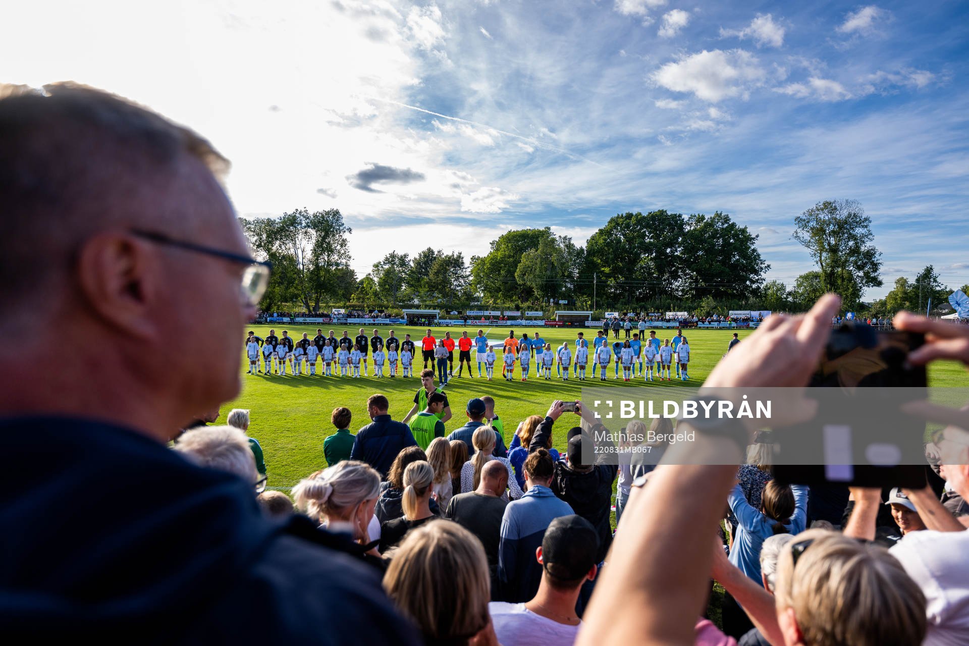 Brålandas och Malmö FFs spelare vid line up