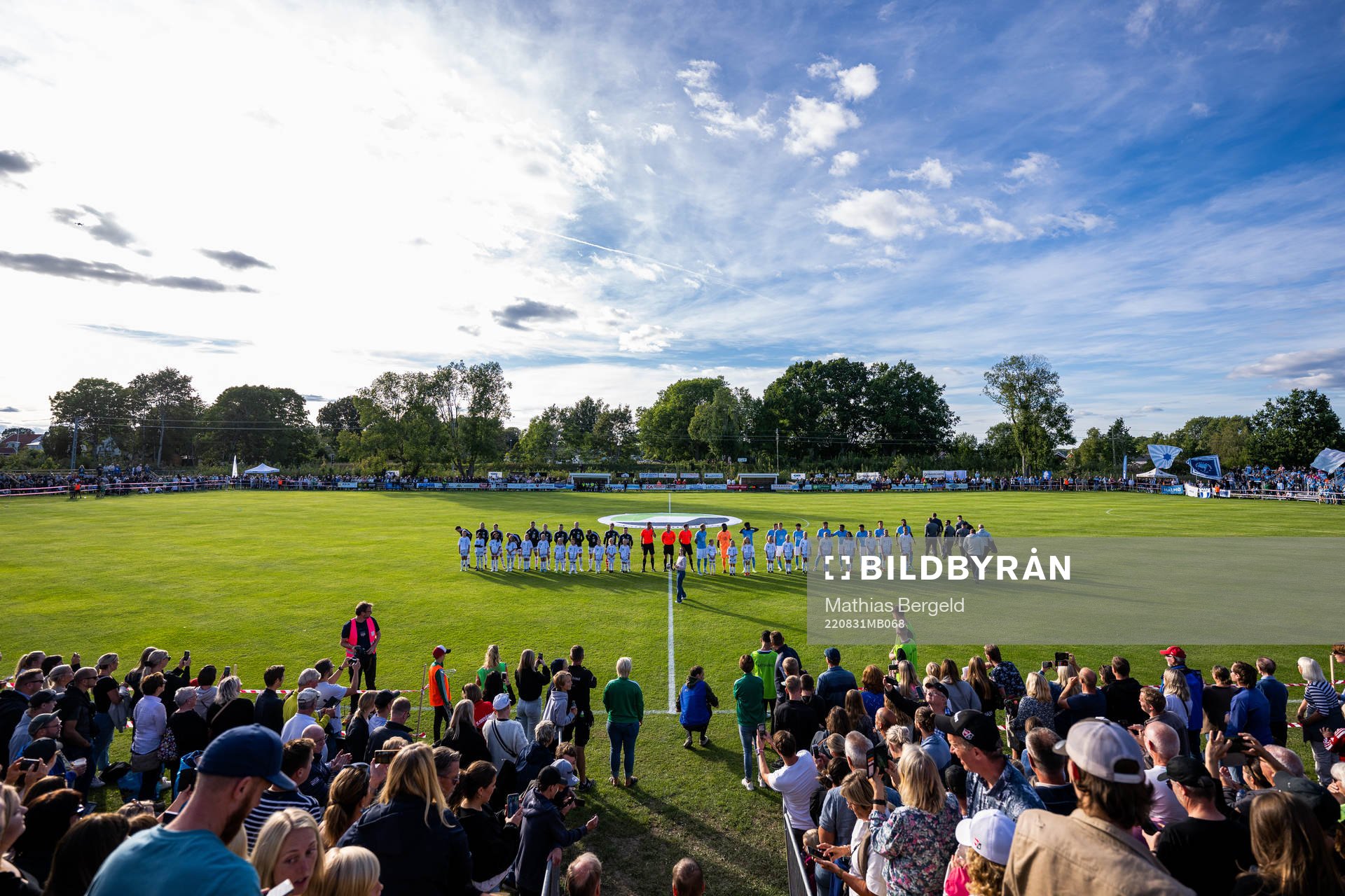 Brålandas och Malmö FFs spelare vid line up inför fotbollsmatchen i Svenska Cupen mellan Brålanda och Malmö FF den 31 augusti 2022 i Brålanda.