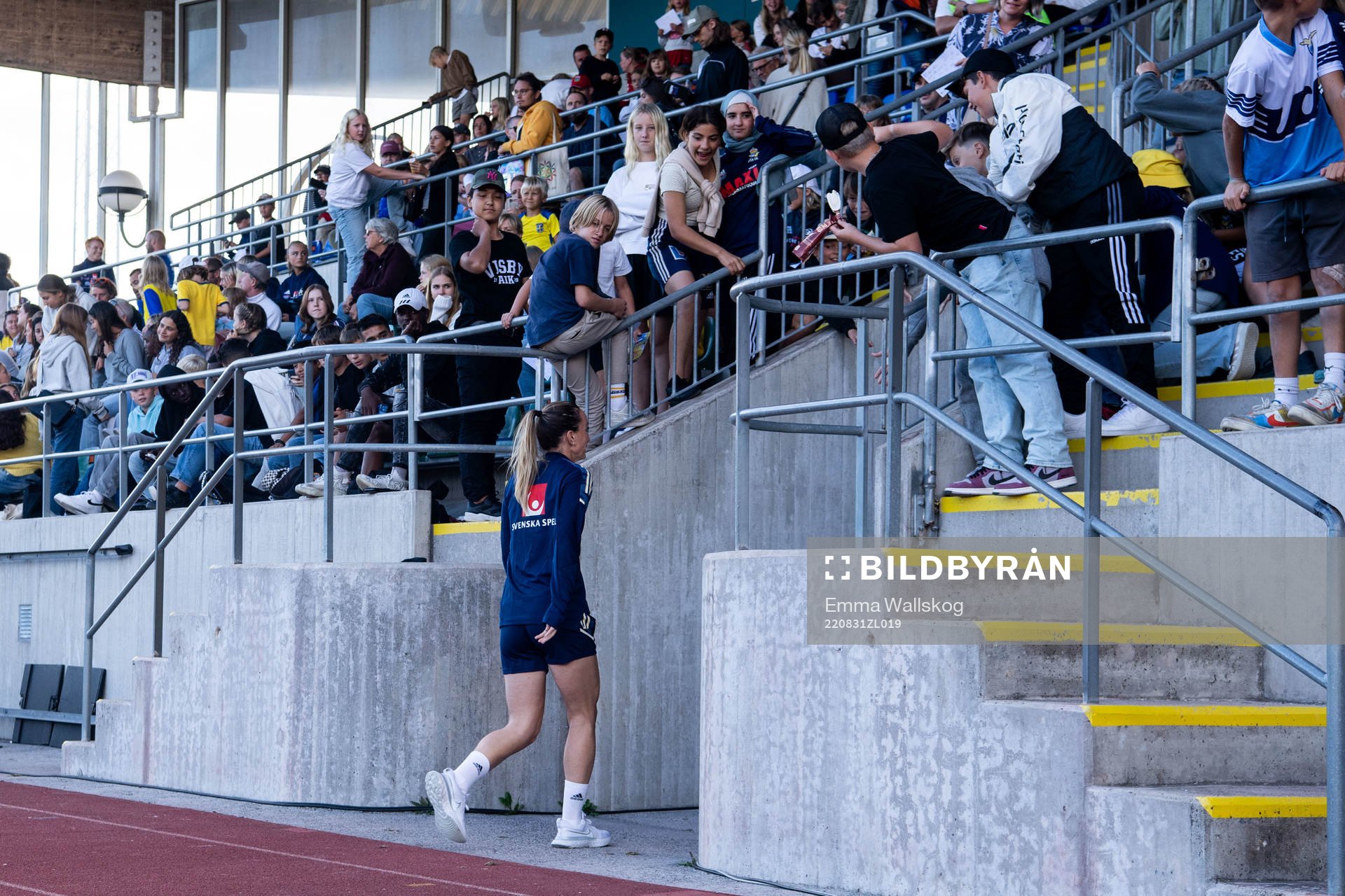 Kosovare Asllani leaves