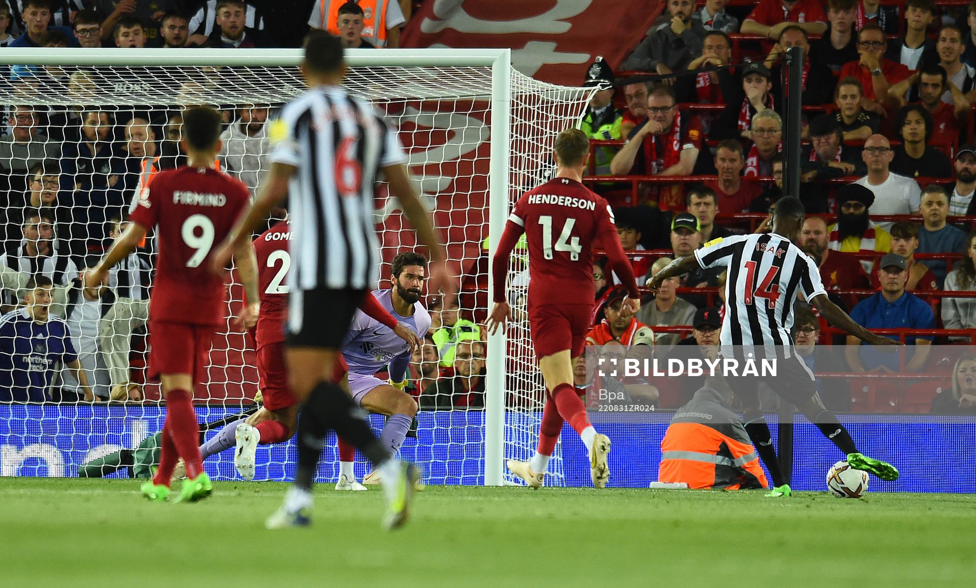 Alexander Isak of Newcastle United scores 0-1