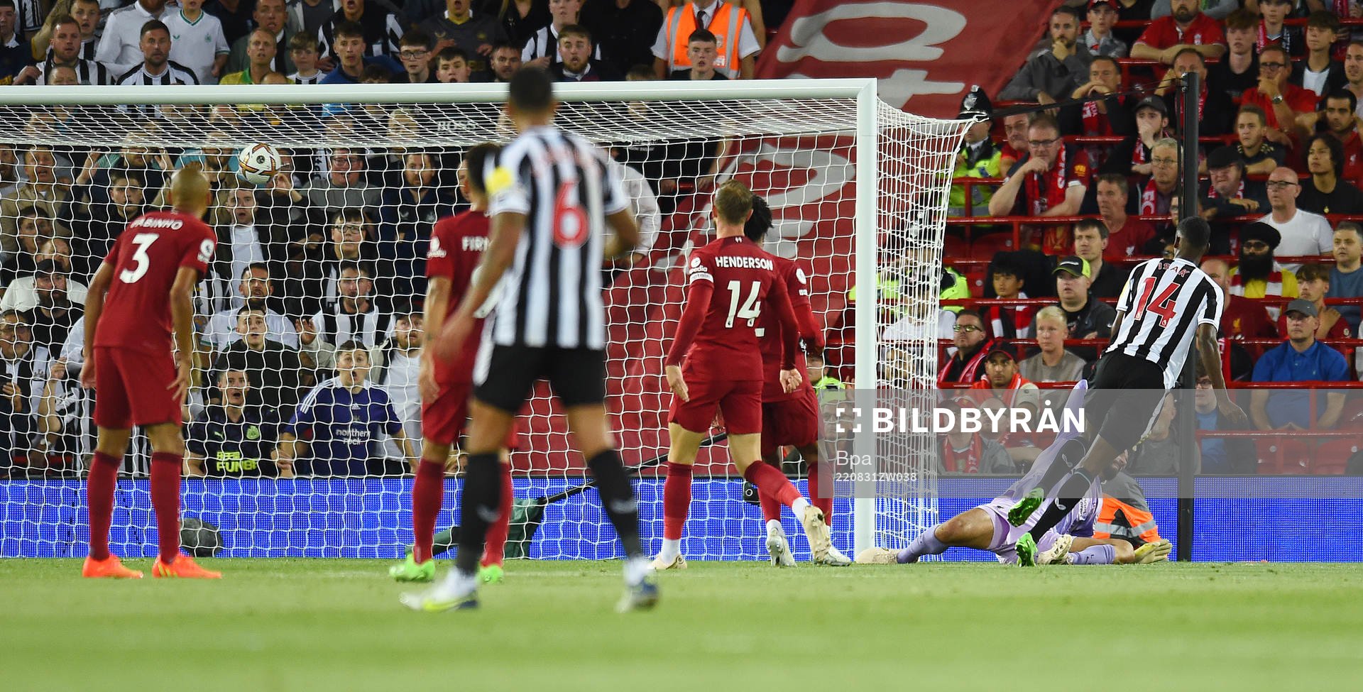 Alexander Isak of Newcastle United scores 0-1