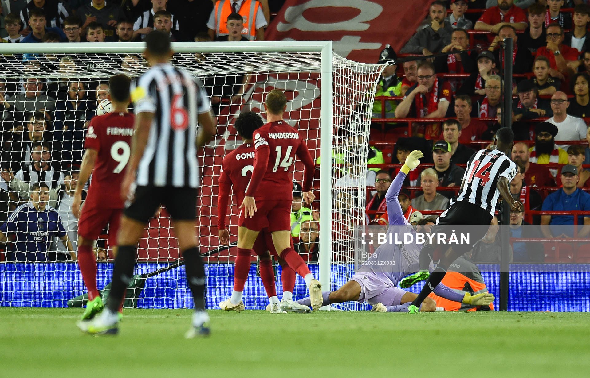 Alexander Isak of Newcastle United scores 0-1