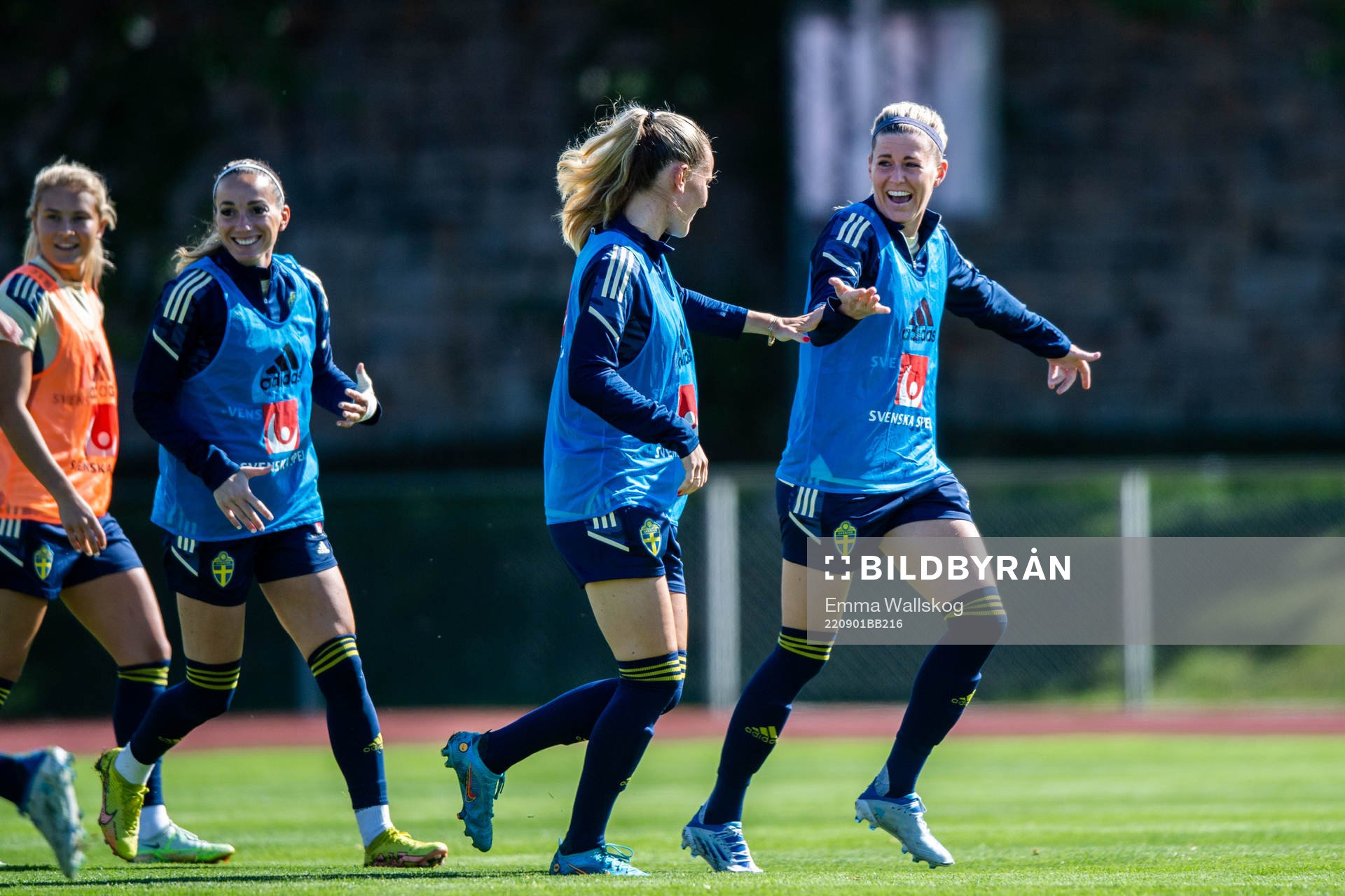 Matilda Vinberg and Olivia Schough during a training session with the women's national football team on September 1, 2022 in Visby. 