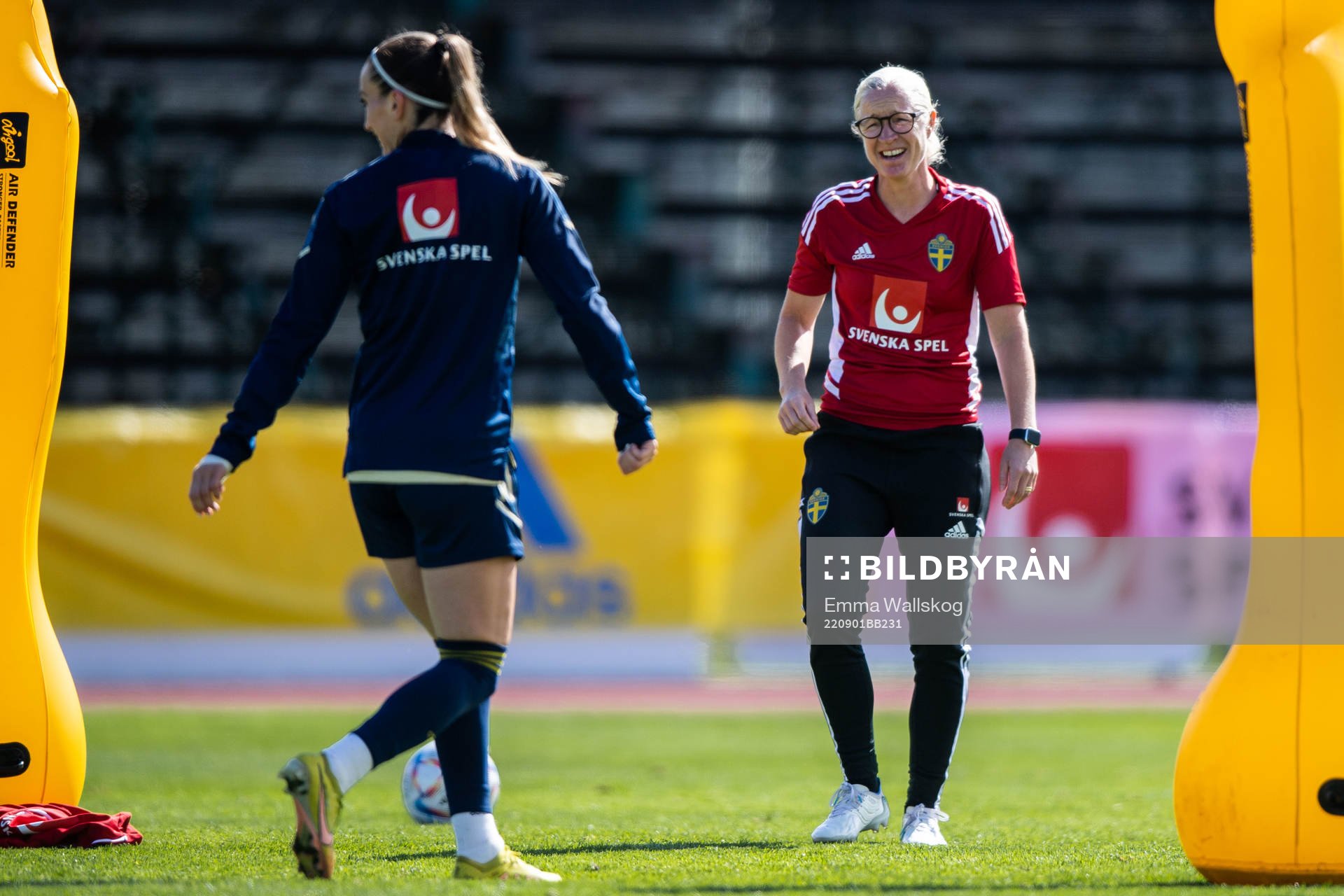 Kosovare Asllani and Victoria Sandell, assistant coach