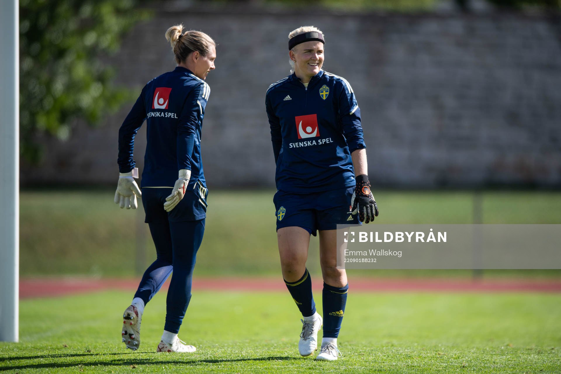 Goalkeeper Jennifer Falk and goalkeeper Emma Holmgren during a training session with the women's national football team on September 1, 2022 in Visby.
