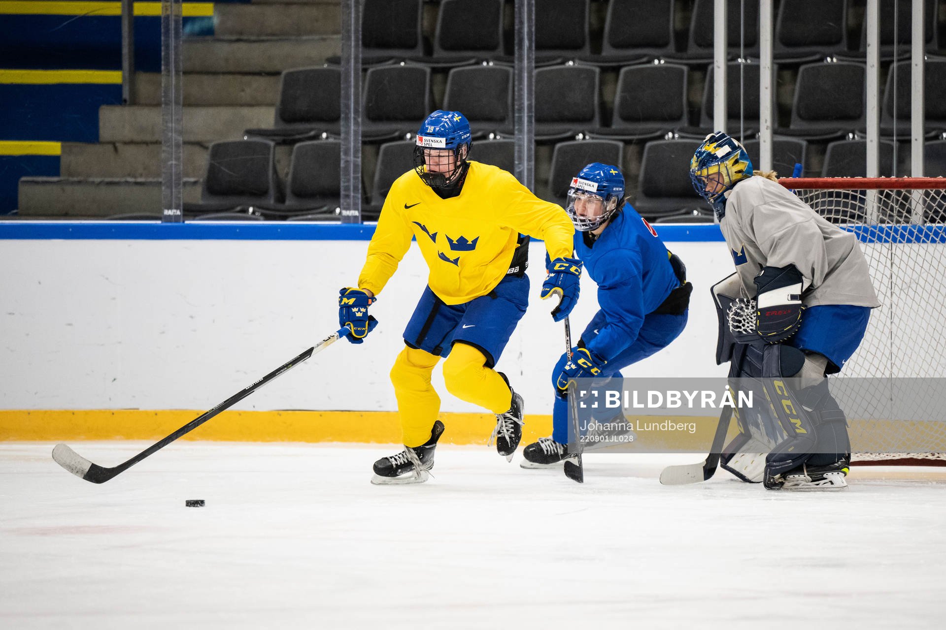 Sara Hjalmarsson, Jessica Adolfsson and goaltender Ida