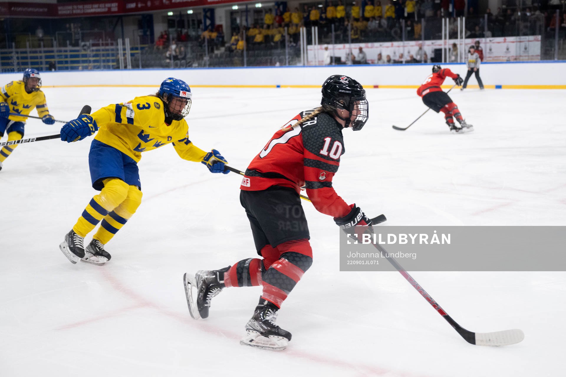 Anna Kjellbin of Sweden and Sarah Fillier of Canada