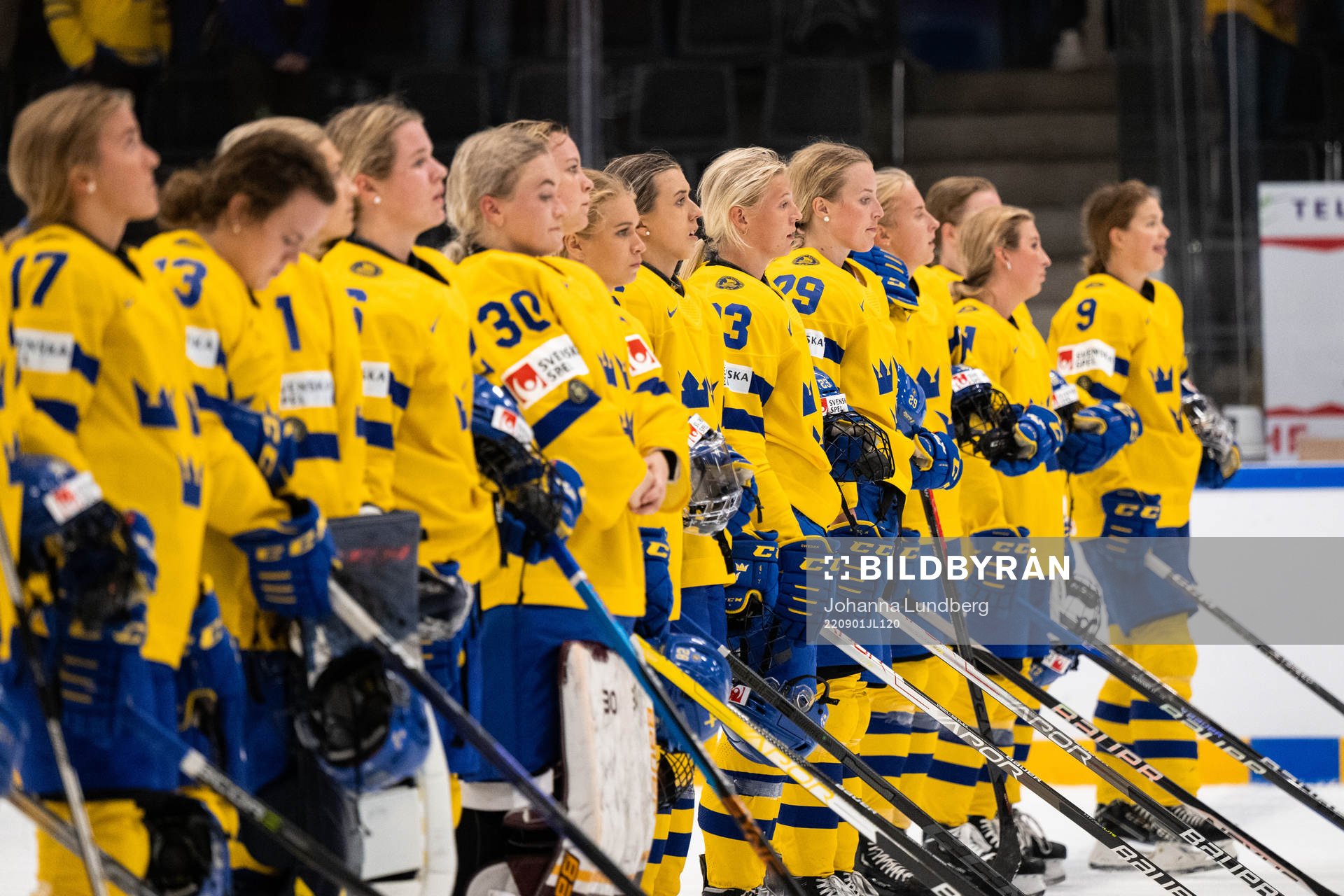 Players of Sweden look dejected