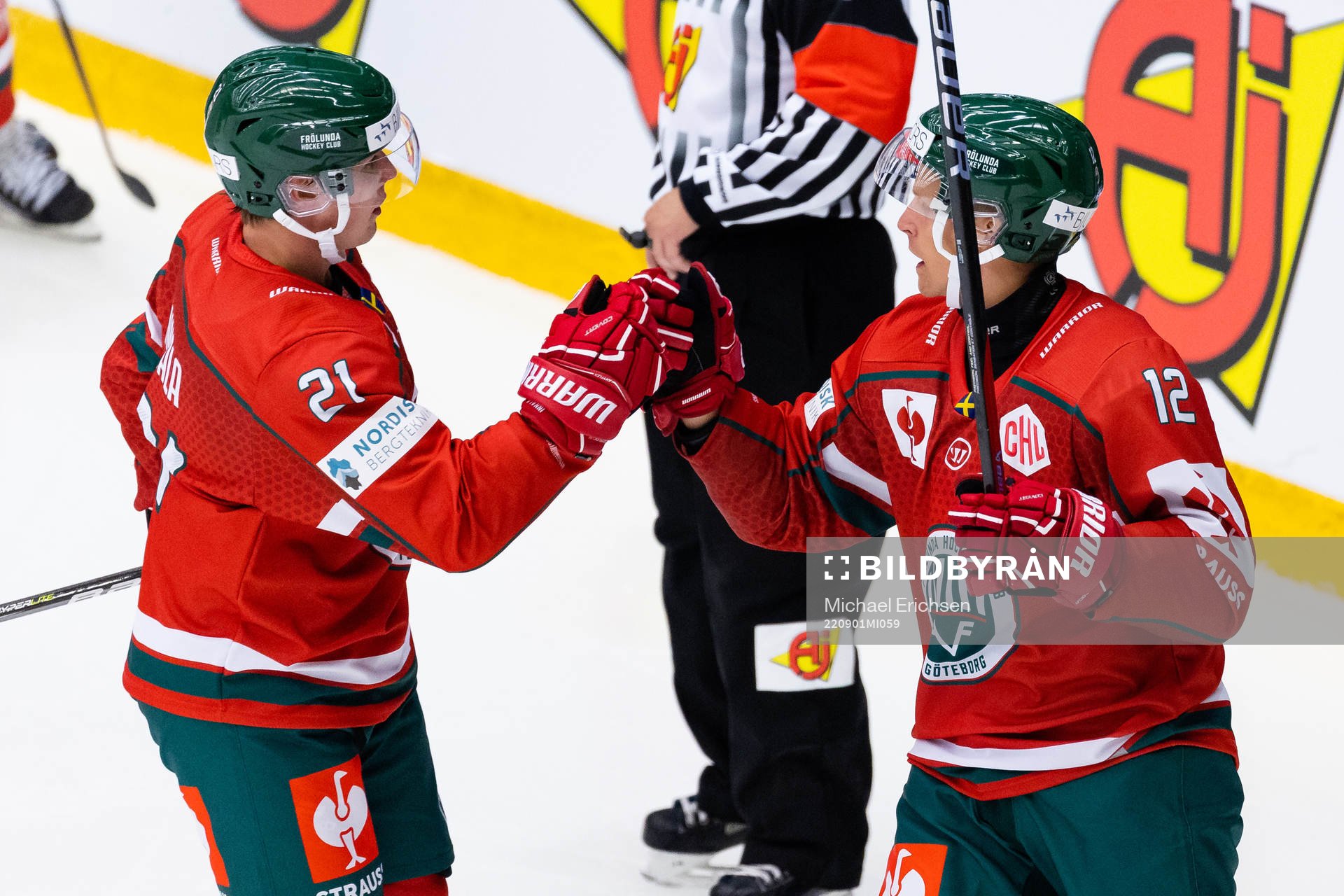 Max Friberg of Frölunda celebrates scoring 4-2 with team