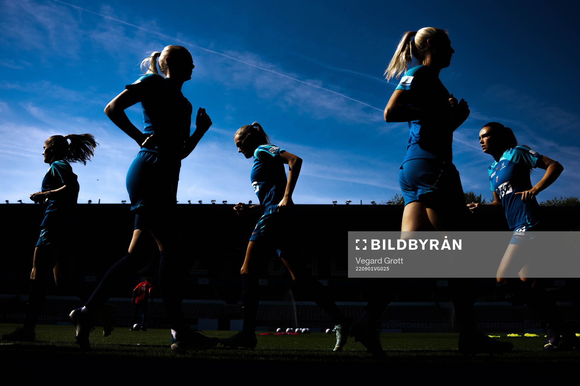 Frida Maanum, Ingrid Syrstad Engen and players of the