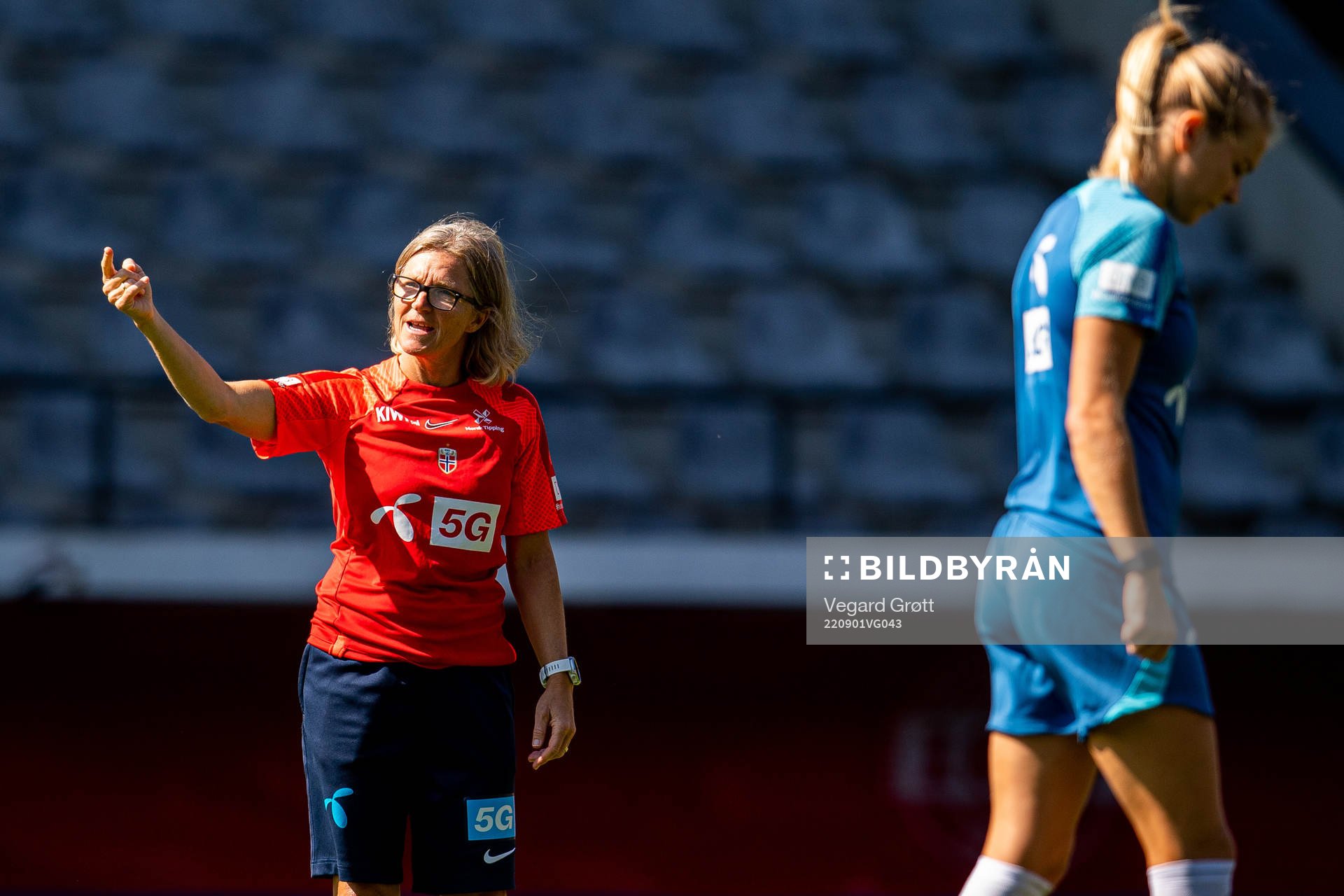Hege Riise, head coach of the Norwegian women's national football team, and Ada Hegerberg during a training session on September 1, 2022 in Leuven.