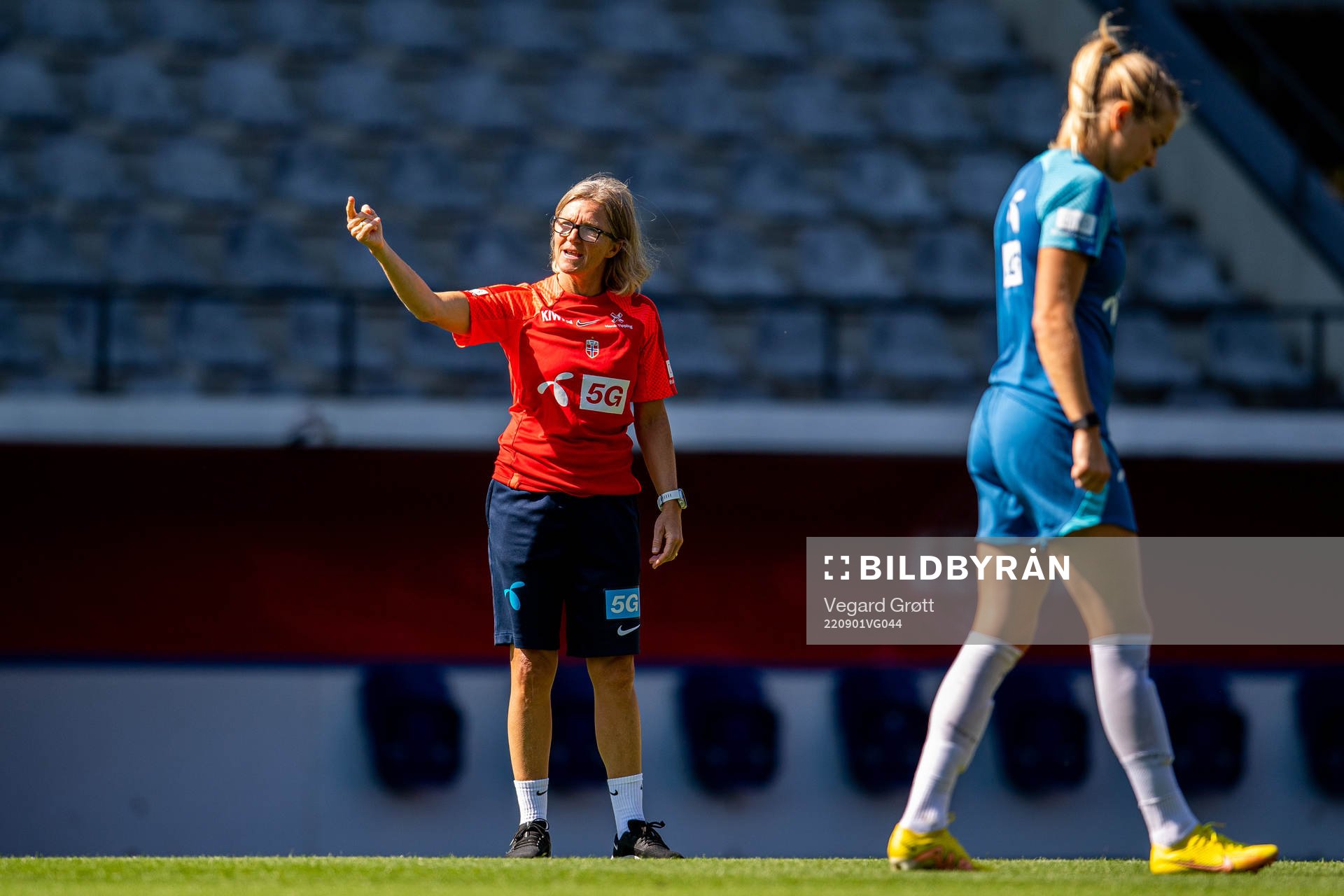 Hege Riise, head coach of the Norwegian women's national football team, and Ada Hegerberg during a training session on September 1, 2022 in Leuven. 