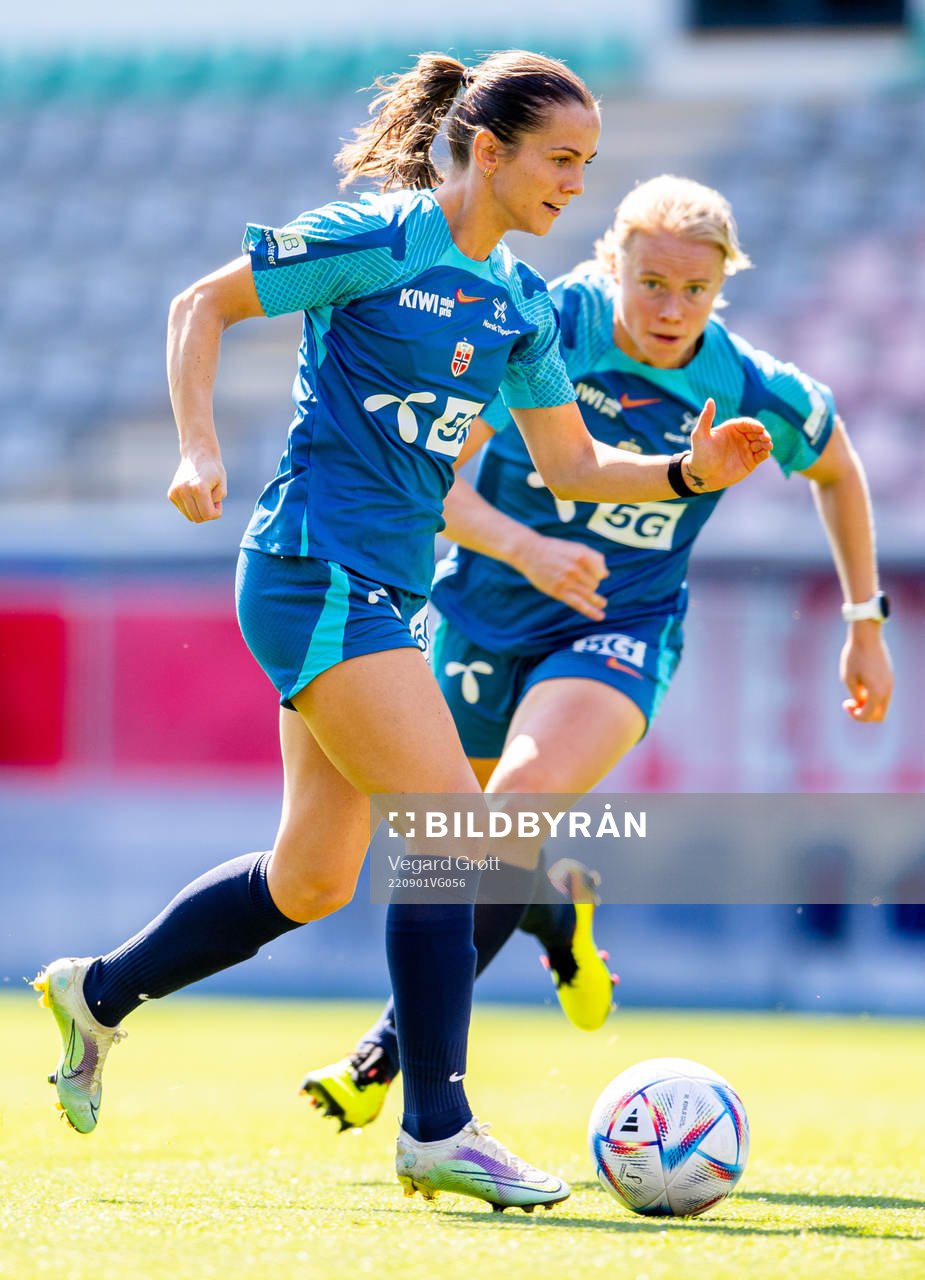 Tuva Hansen and Julie Blakstad of the Norwegian women's