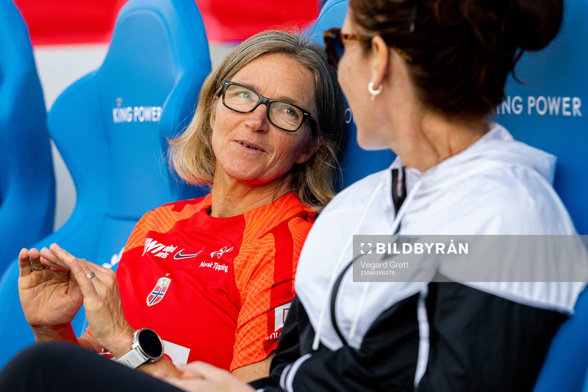 Hege Riise, head coach of the Norwegian women's national football team, and Lise Klaveness, president of the Norwegian Football Association (NFF), during a training session on September 1, 2022 in Leuven.