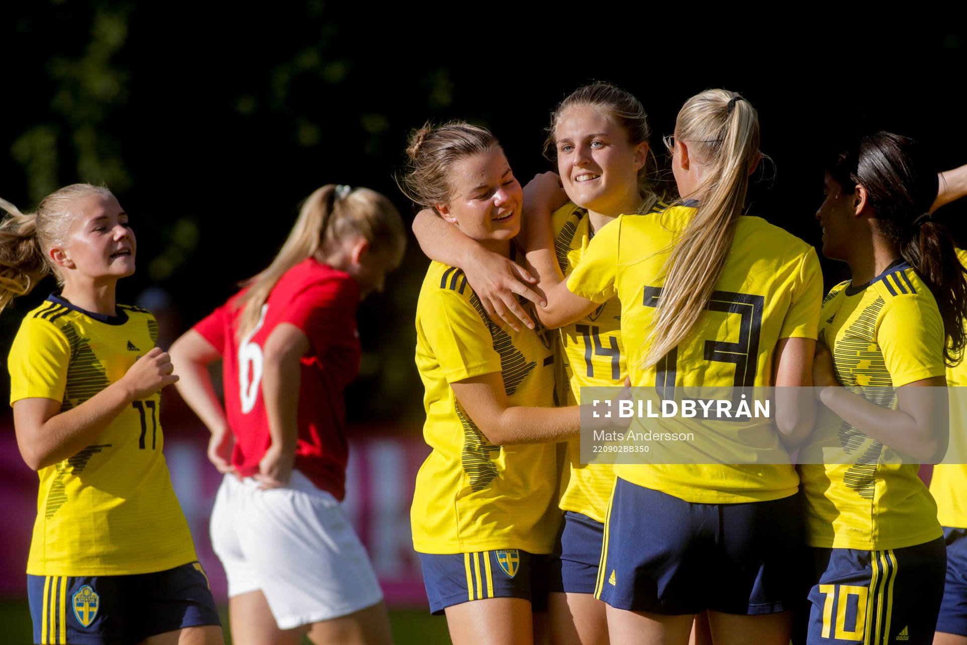 Sveriges Lisa Björk jublar efter 2-1 under träningslandskampen i fotboll mellan Sverige och Norge den 2 september 2022 i Stöde.