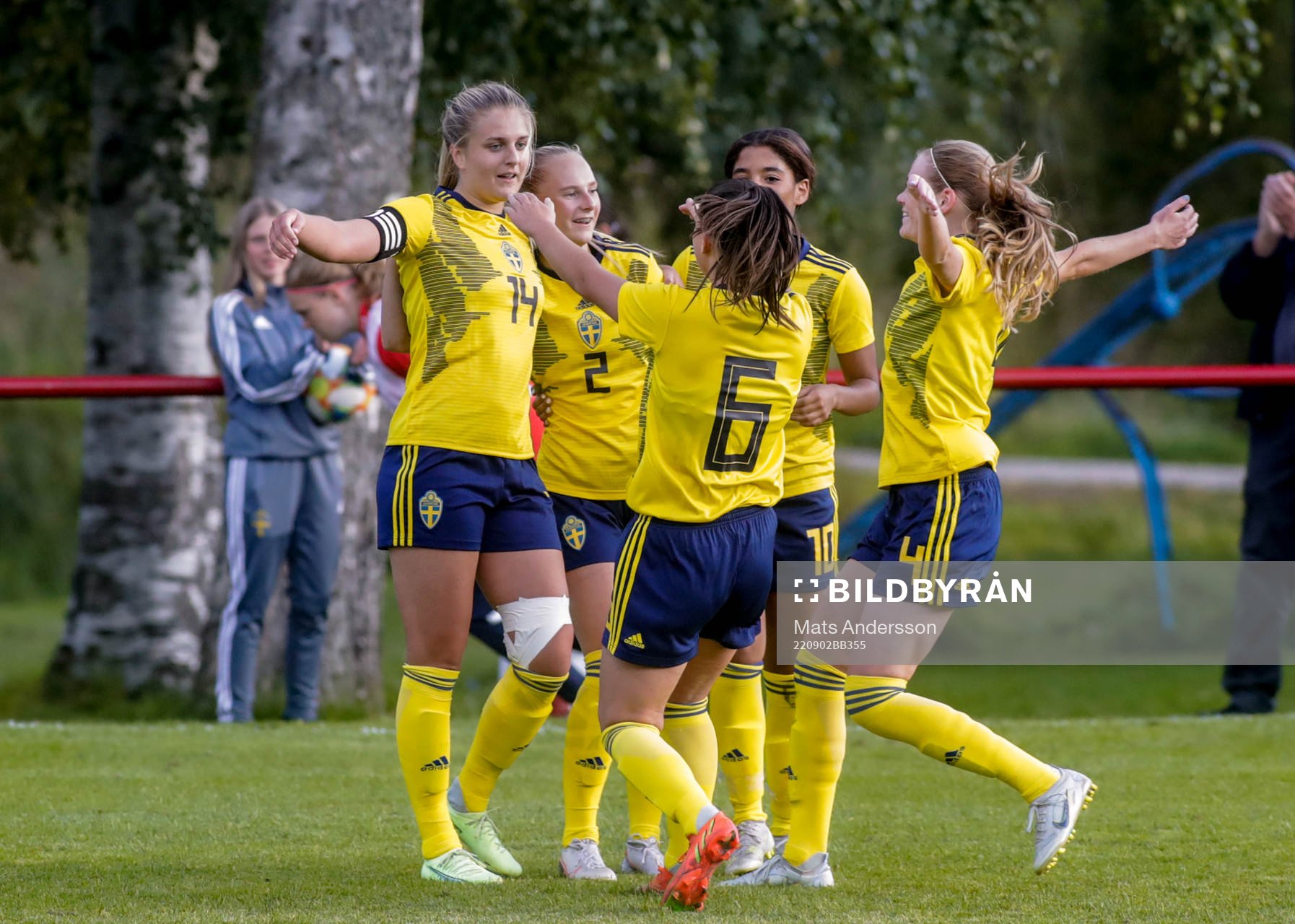 Sveriges Lisa Björk jublar efter 3-2 under träningslandskampen i fotboll mellan Sverige och Norge den 2 september 2022 i Stöde.