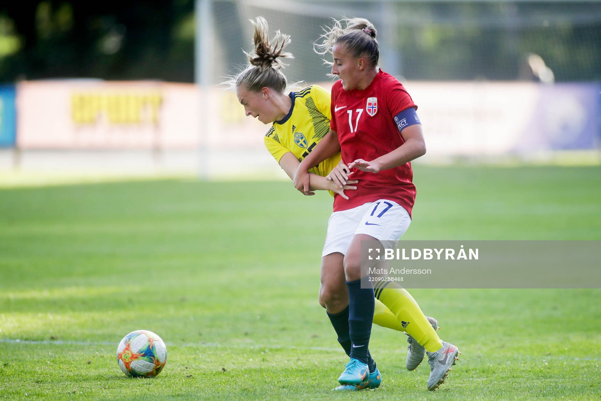 Sveriges Hedda Johansson och Norges Stine Nybö Brekken under träningslandskampen i fotboll mellan Sverige och Norge den 2 september 2022 i Stöde. 