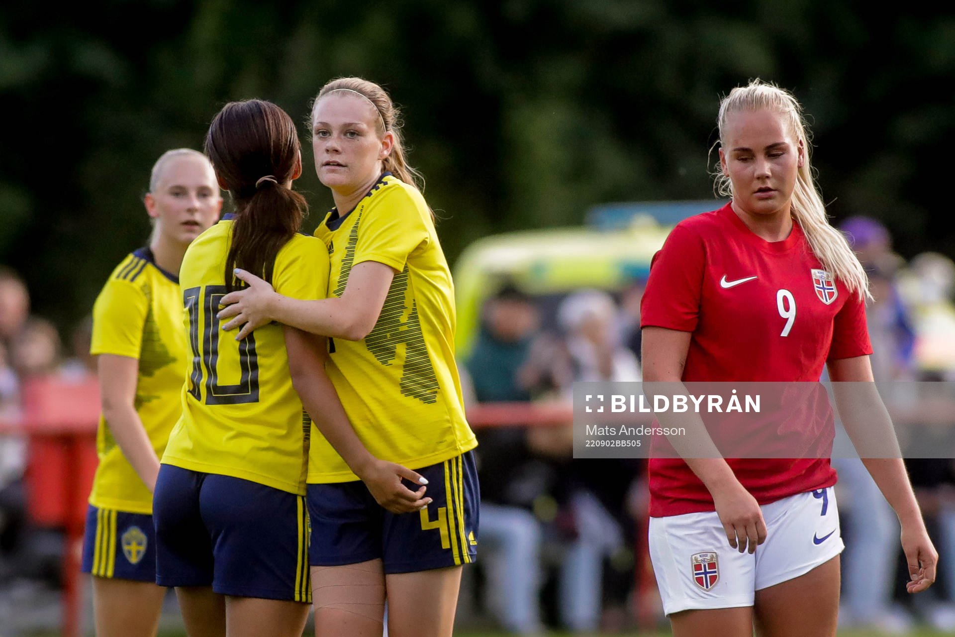 Sveriges Mercy Sabuni Söderling och Sofia Reidy jublar