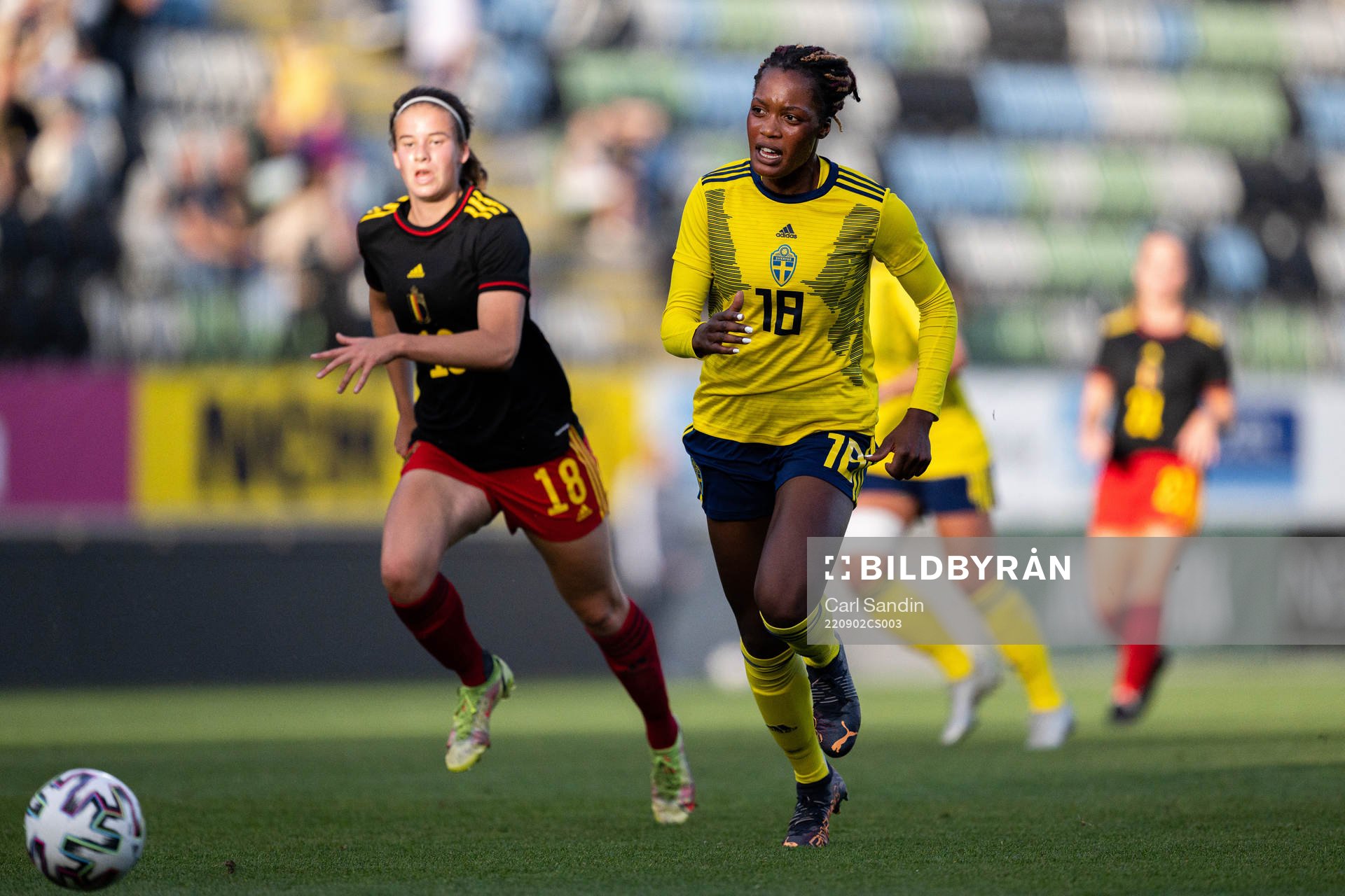Zoe Van de Cloot of Belgium and Evelyn Ijeh of Sweden